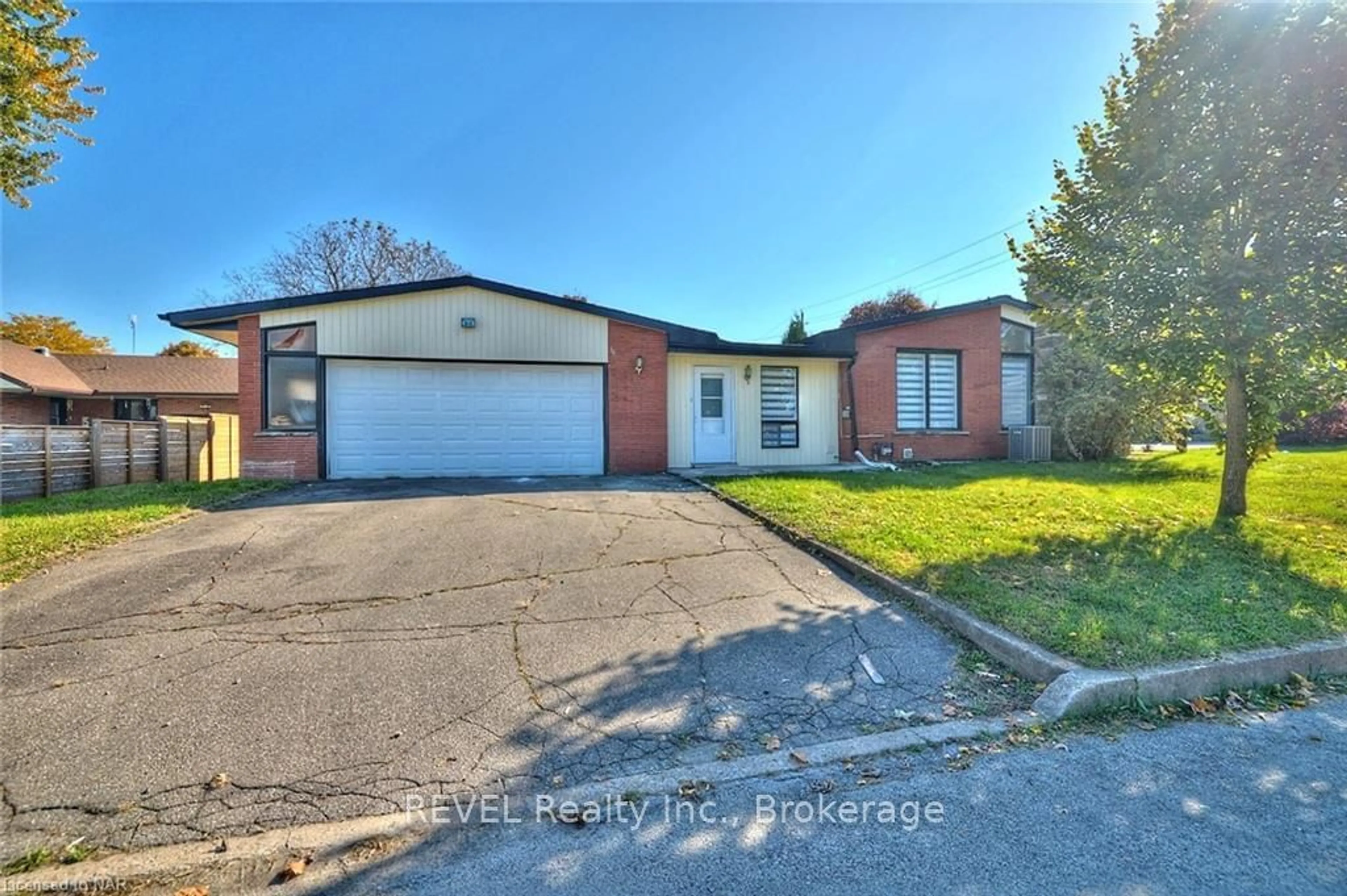 A pic from exterior of the house or condo, the street view for 6673 HUGGINS St, Niagara Falls Ontario L2J 1H5