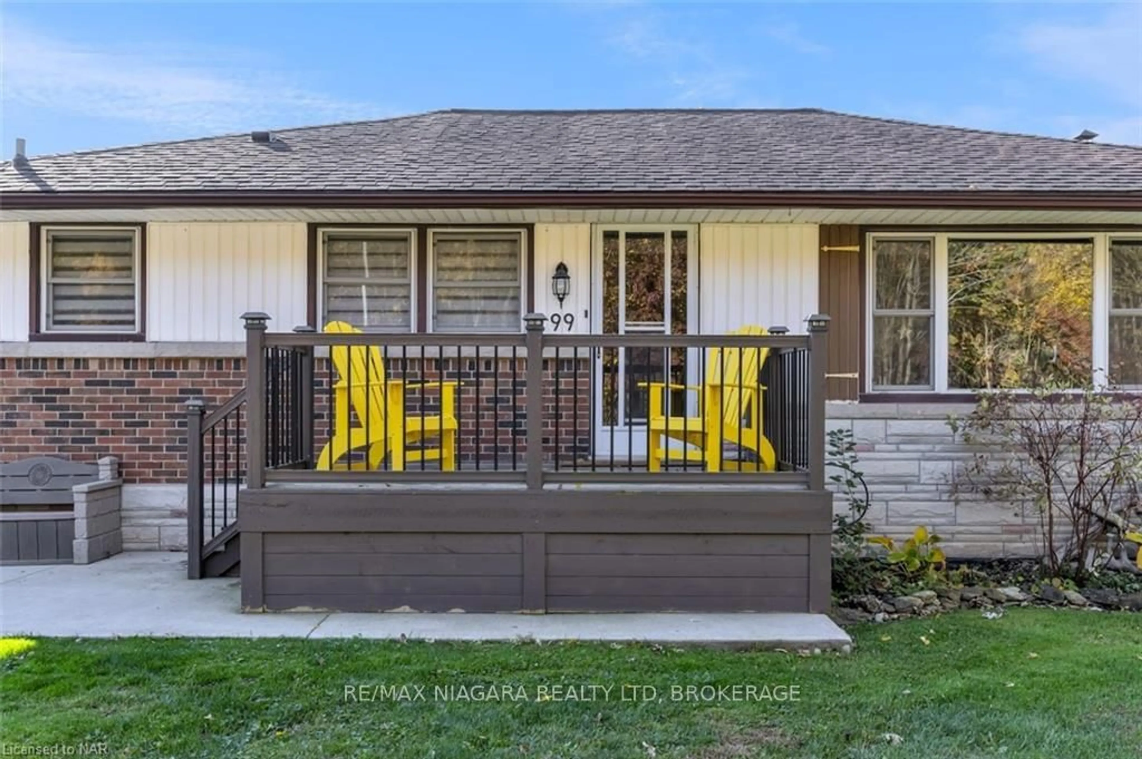 Frontside or backside of a home, the fenced backyard for 99 FORKS Rd, Welland Ontario L3B 5K4