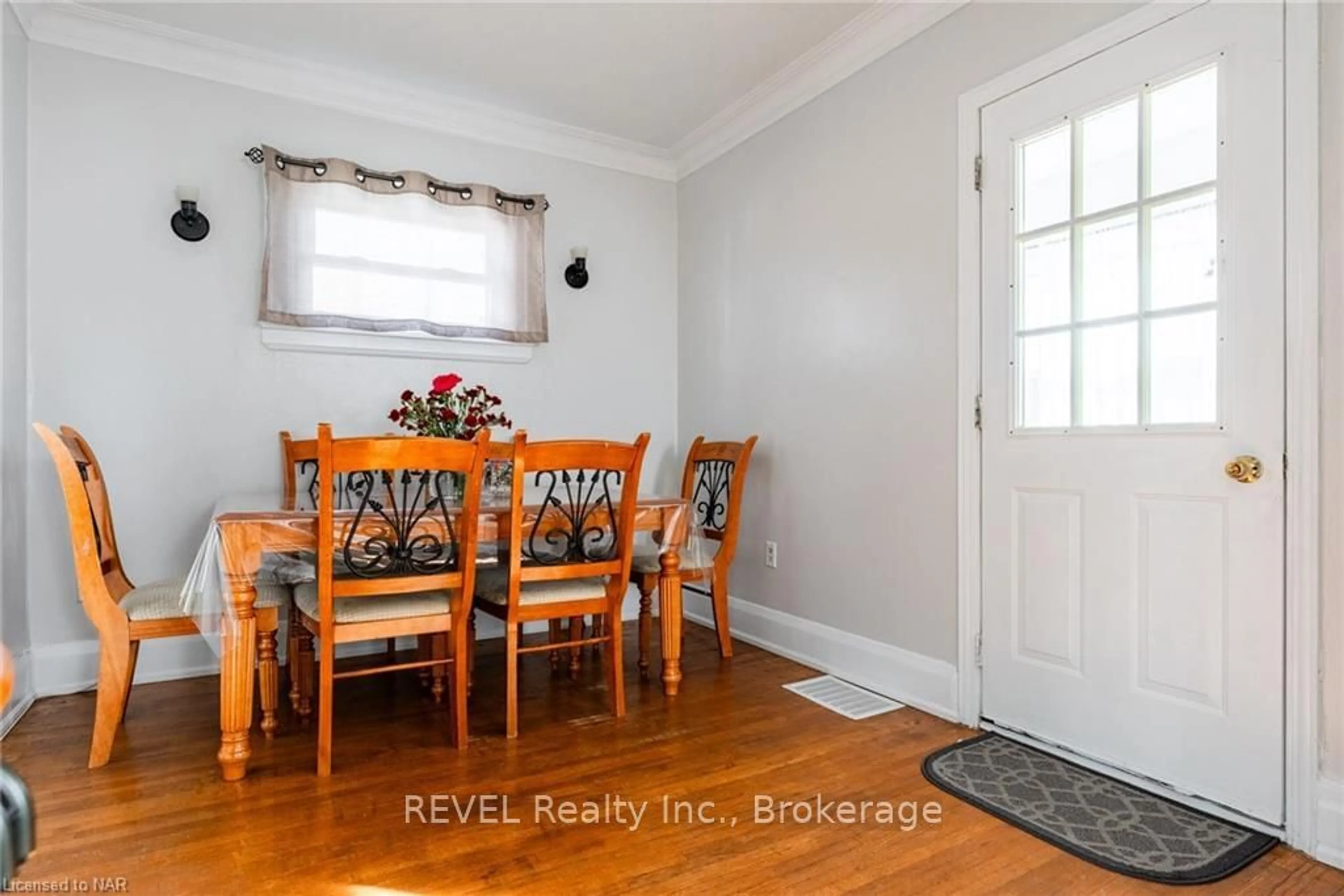 Dining room, wood floors, cottage for 3 DELAWARE Ave, St. Catharines Ontario L2M 5L7