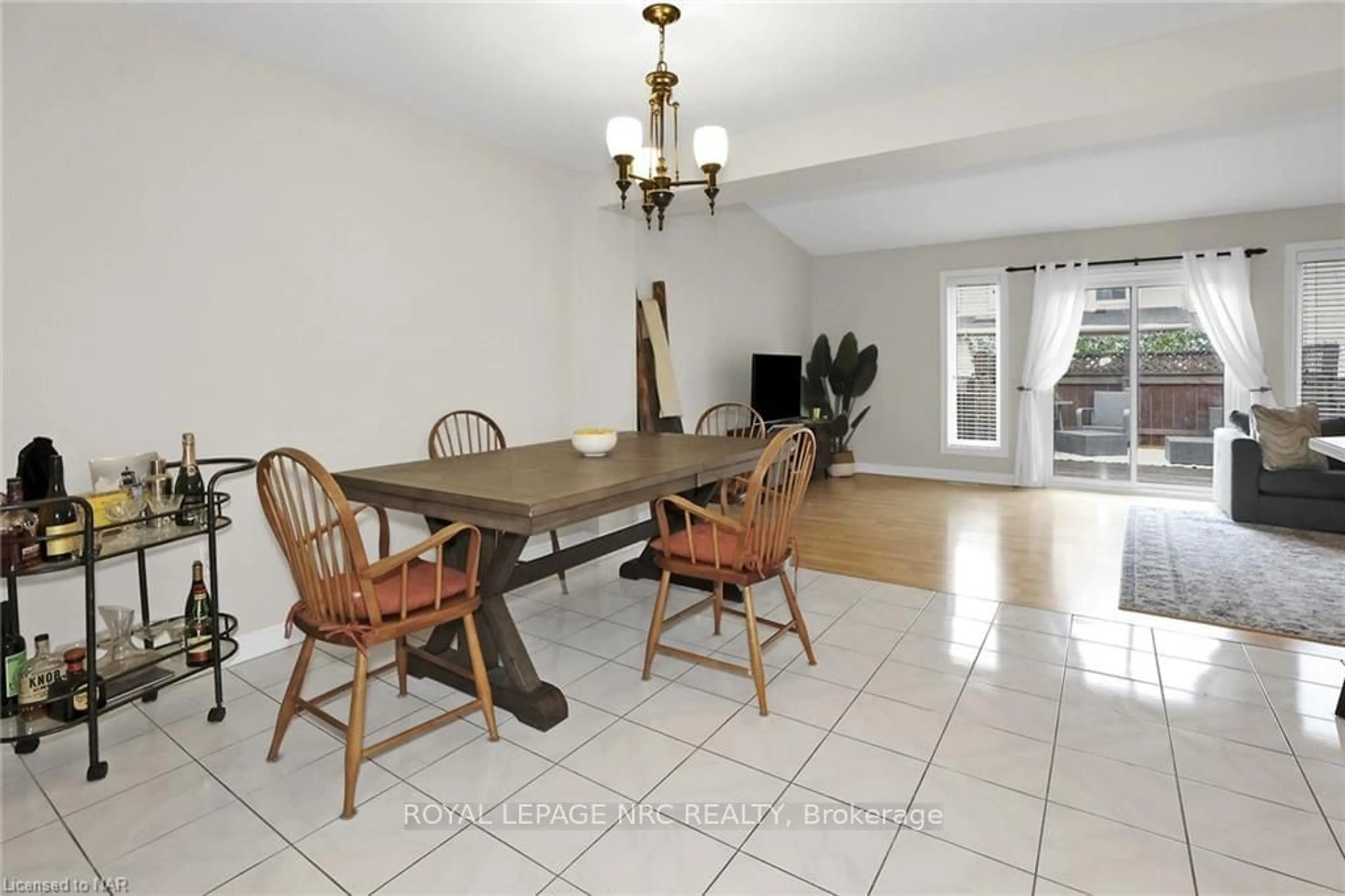 Dining room, wood floors, cottage for 22 FLYNN Crt, St. Catharines Ontario L2S 4E1