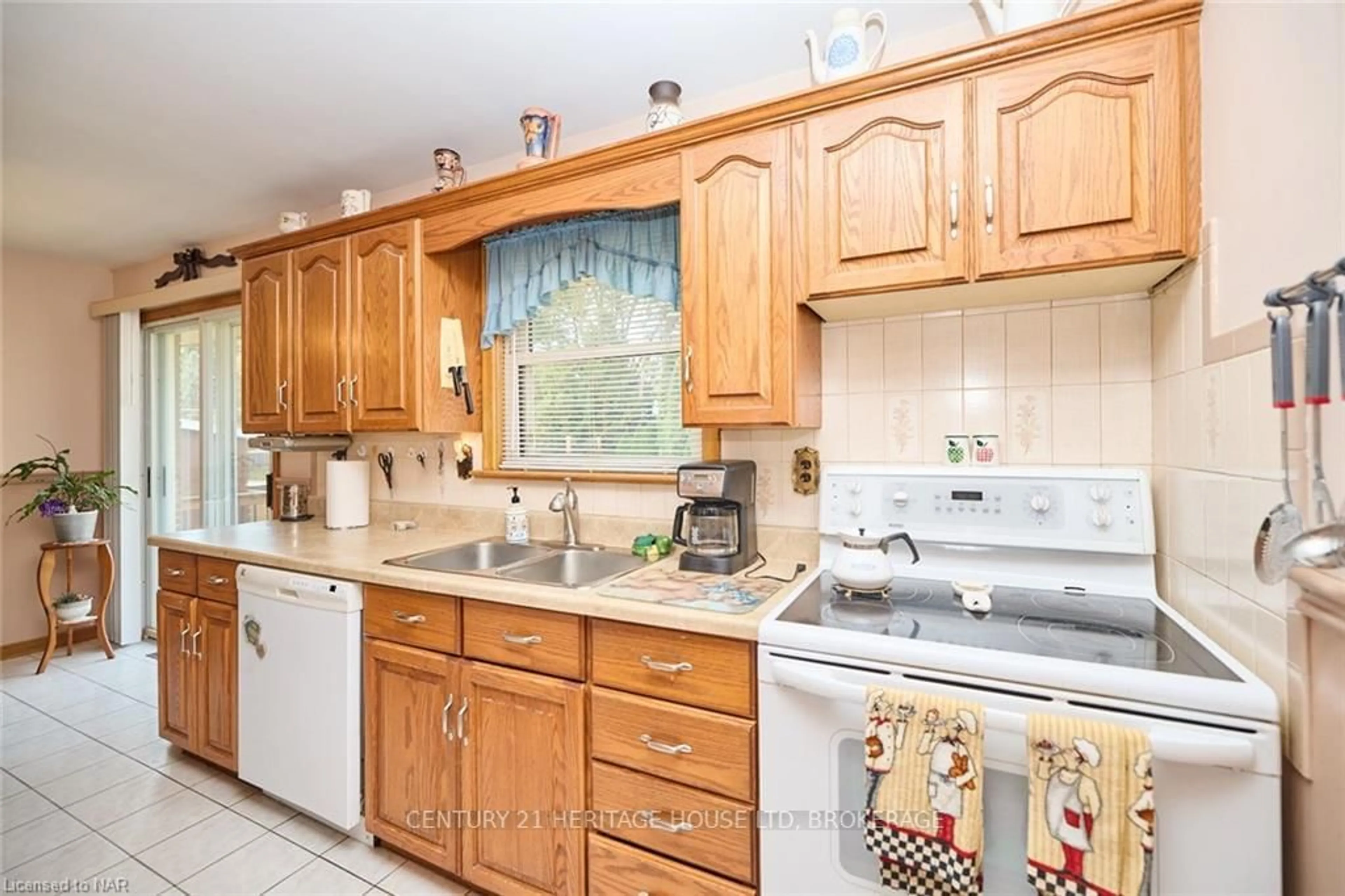 Kitchen, wood floors, cottage for 3723 WINDERMERE Rd, Niagara Falls Ontario L2J 2Y4