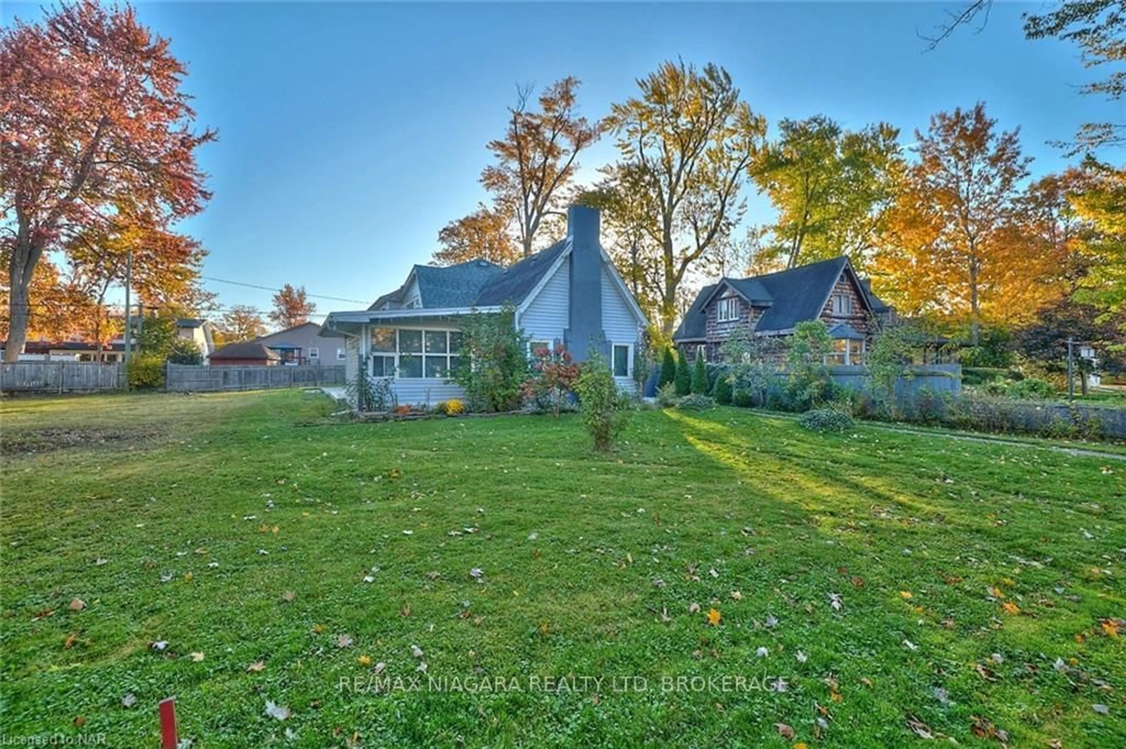 A pic from exterior of the house or condo, the fenced backyard for 624 DAYTONA Dr, Fort Erie Ontario L2A 4Z4