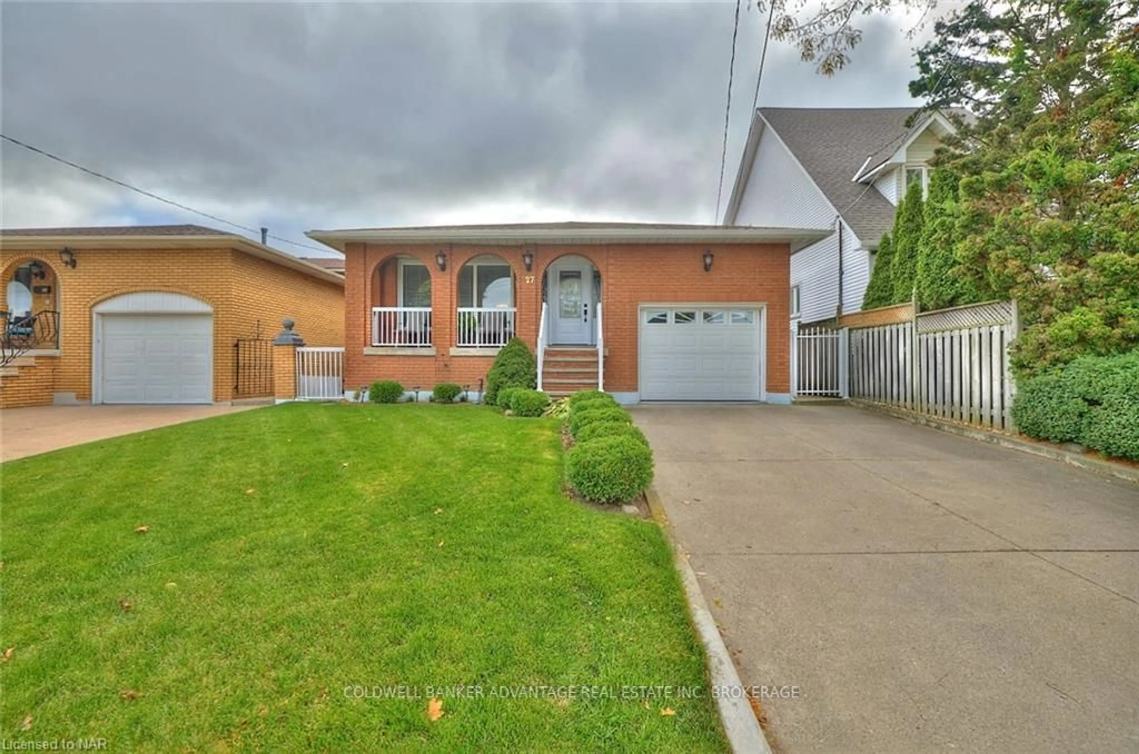 Frontside or backside of a home, the street view for 27 QUINN Ave, Hamilton Ontario L8W 1K4