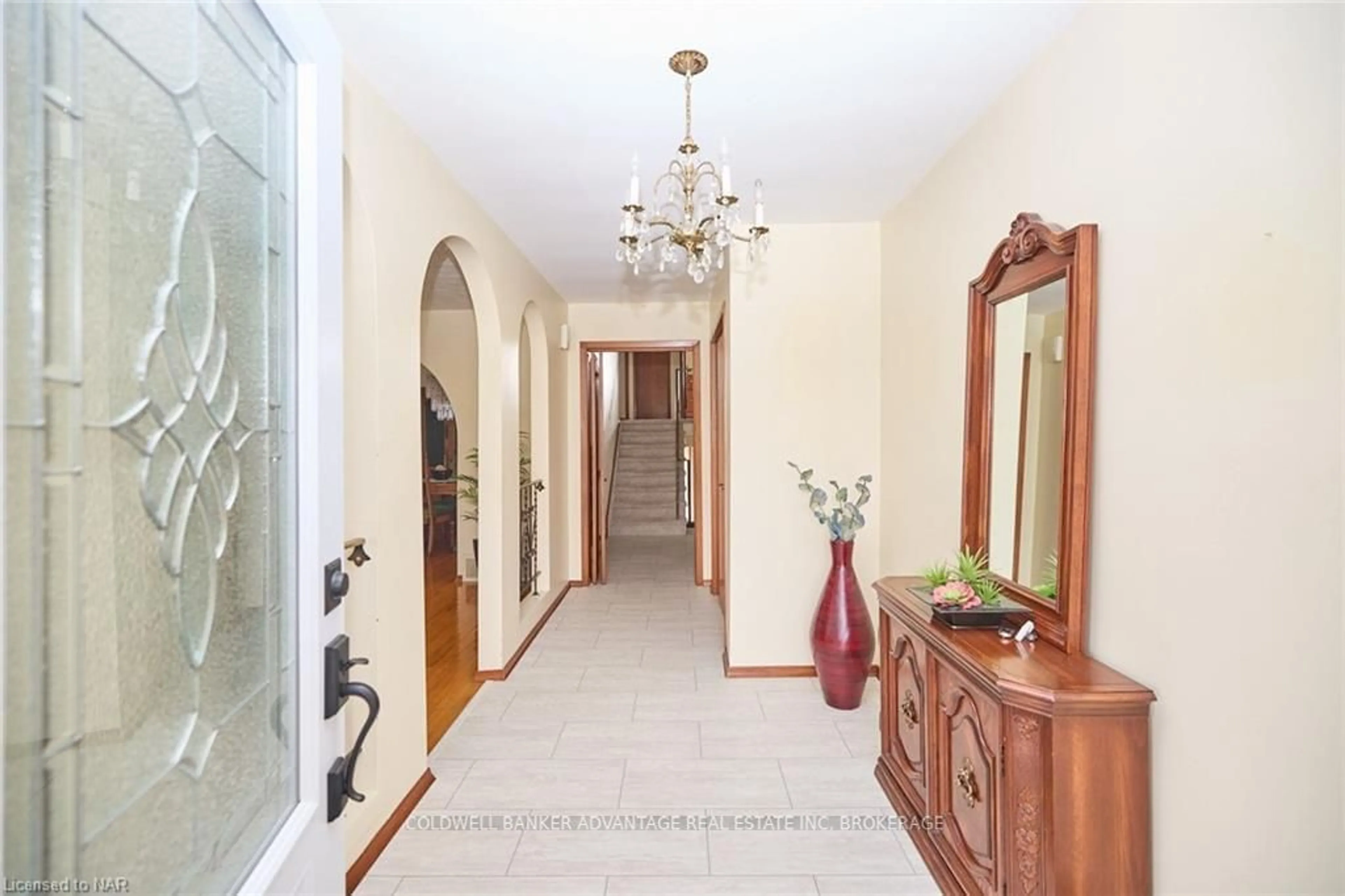 Indoor foyer, wood floors for 27 QUINN Ave, Hamilton Ontario L8W 1K4