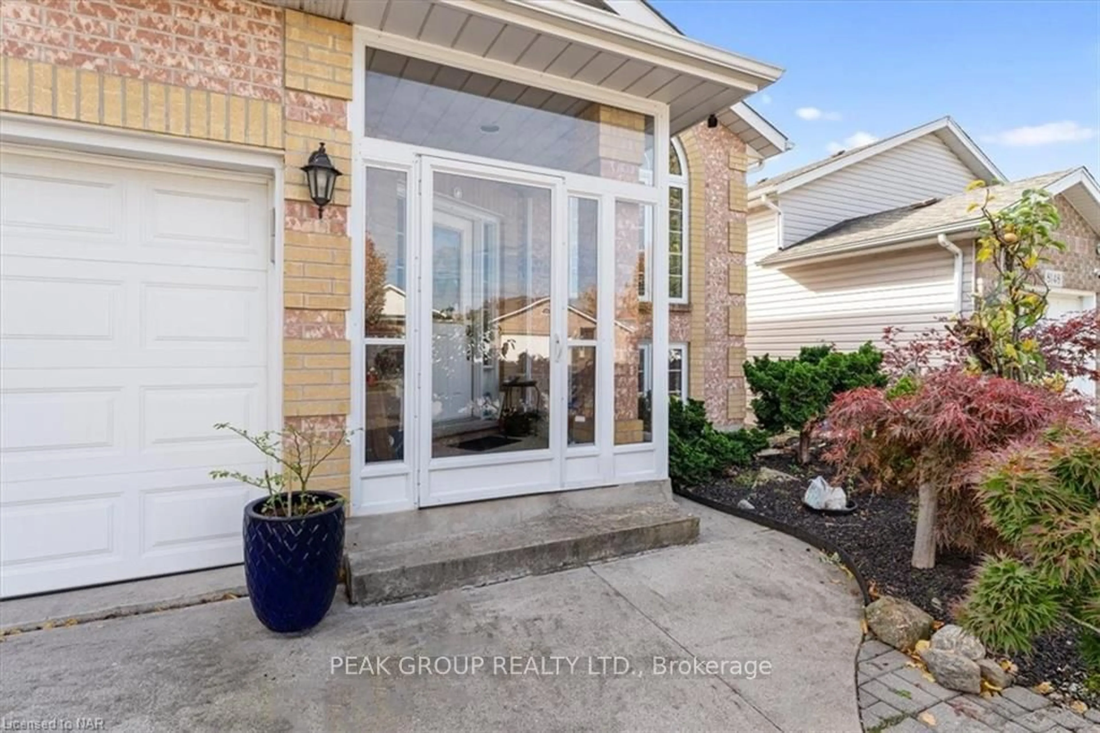 Indoor entryway, wood floors for 8138 HARVEST Cres, Niagara Falls Ontario L2H 3G4