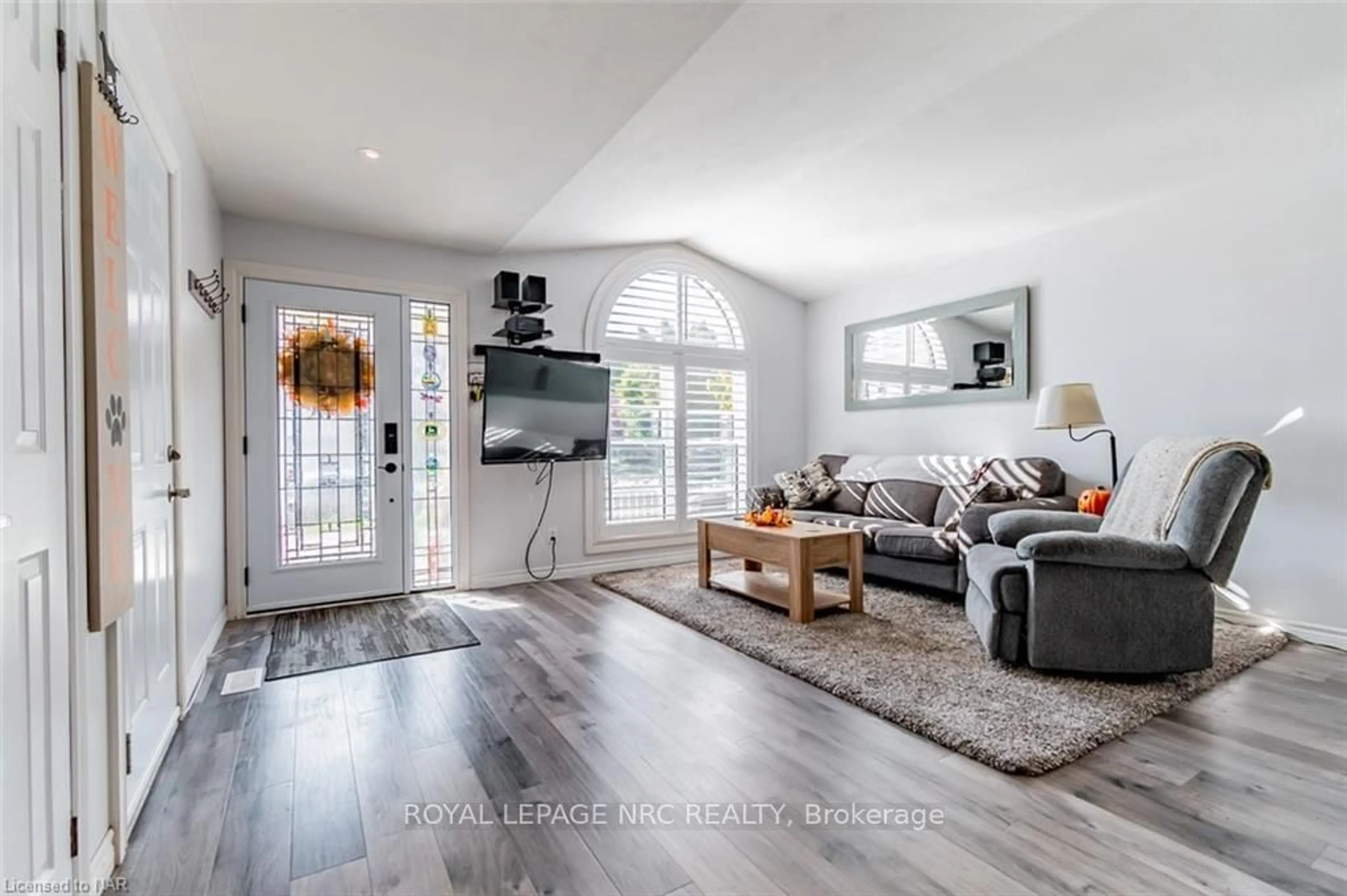 Living room, wood floors for 6519 HARPER Dr, Niagara Falls Ontario L2E 7M4