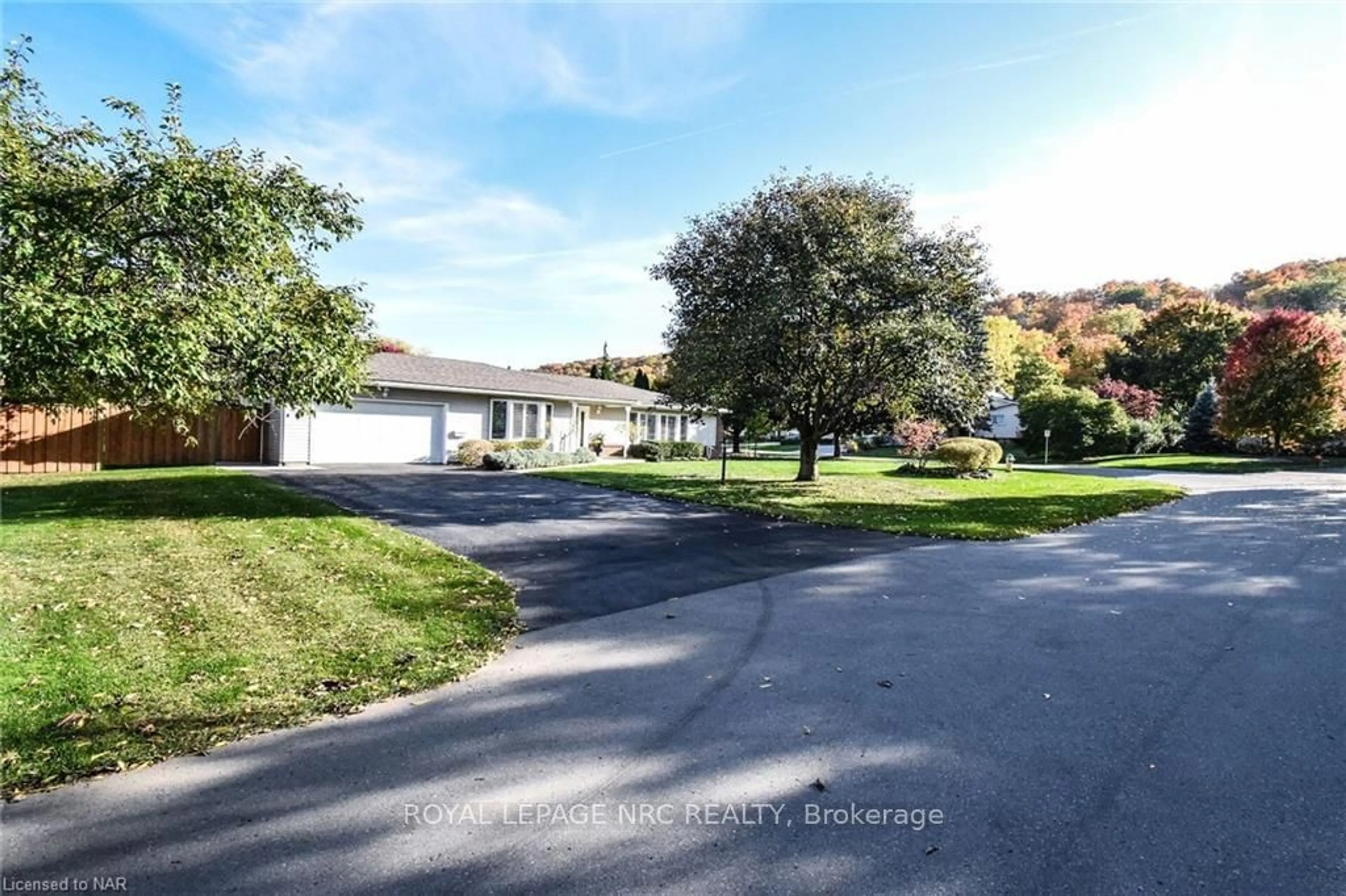 A pic from exterior of the house or condo, the street view for 15 BURGESS Dr, Grimsby Ontario L3M 2Z1