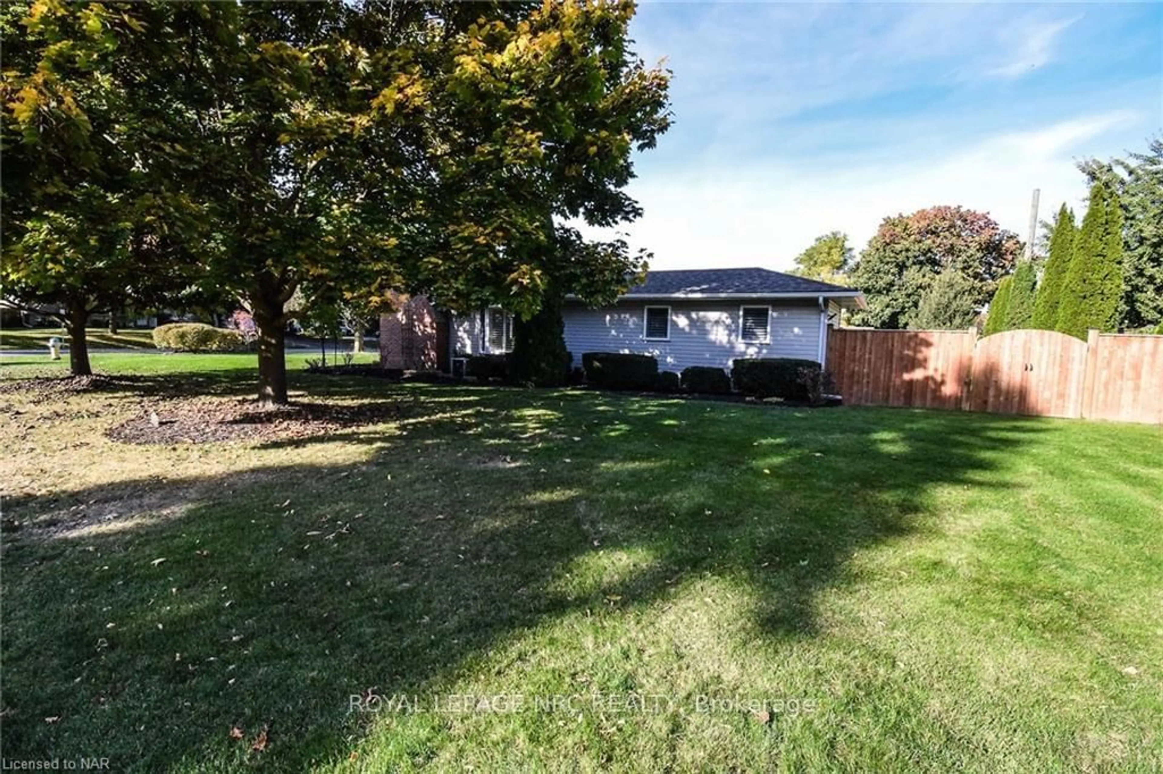 Frontside or backside of a home, the fenced backyard for 15 BURGESS Dr, Grimsby Ontario L3M 2Z1