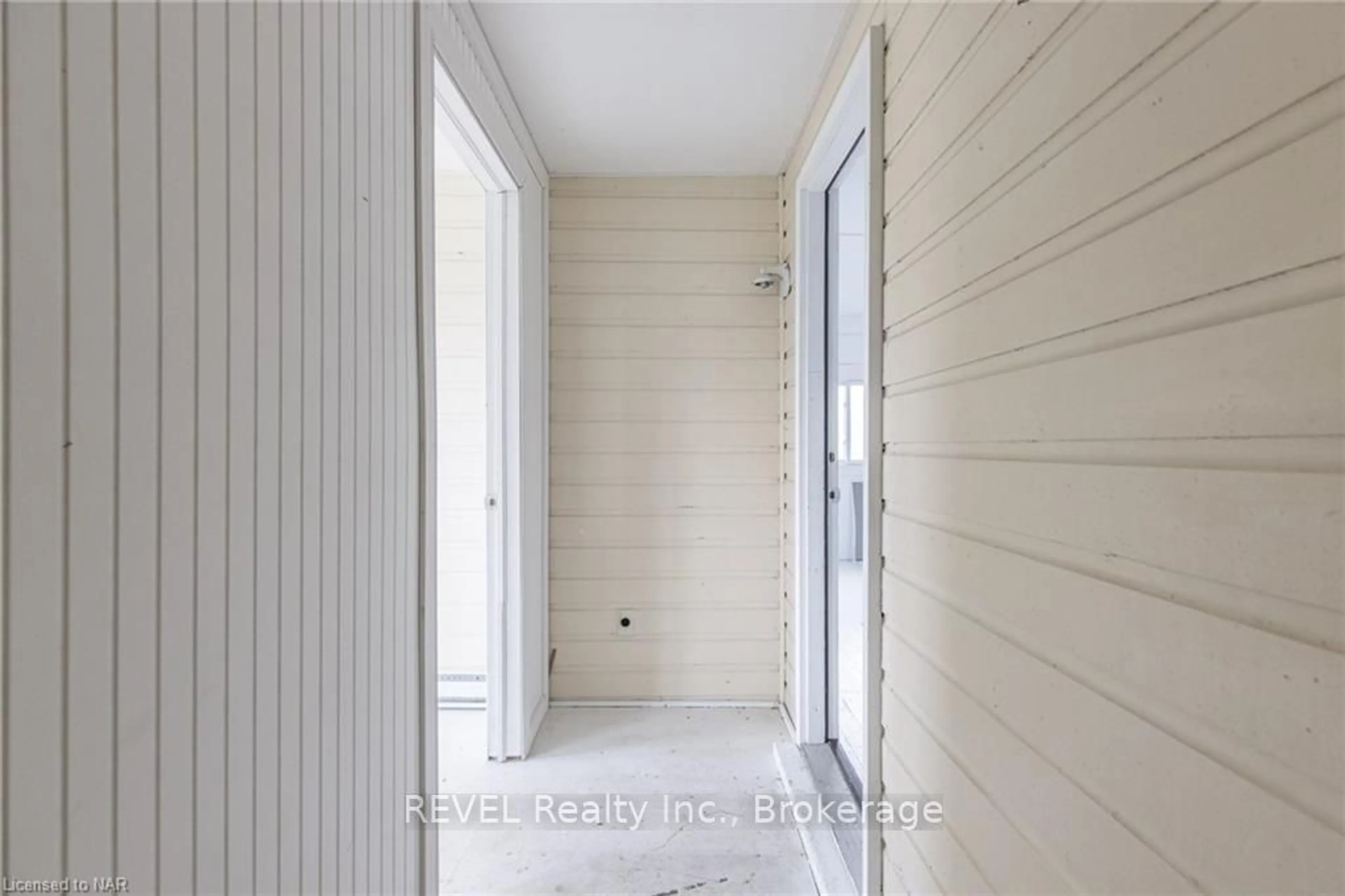 Indoor entryway, wood floors for 3042 BETHUNE Ave, Fort Erie Ontario L0S 1N0