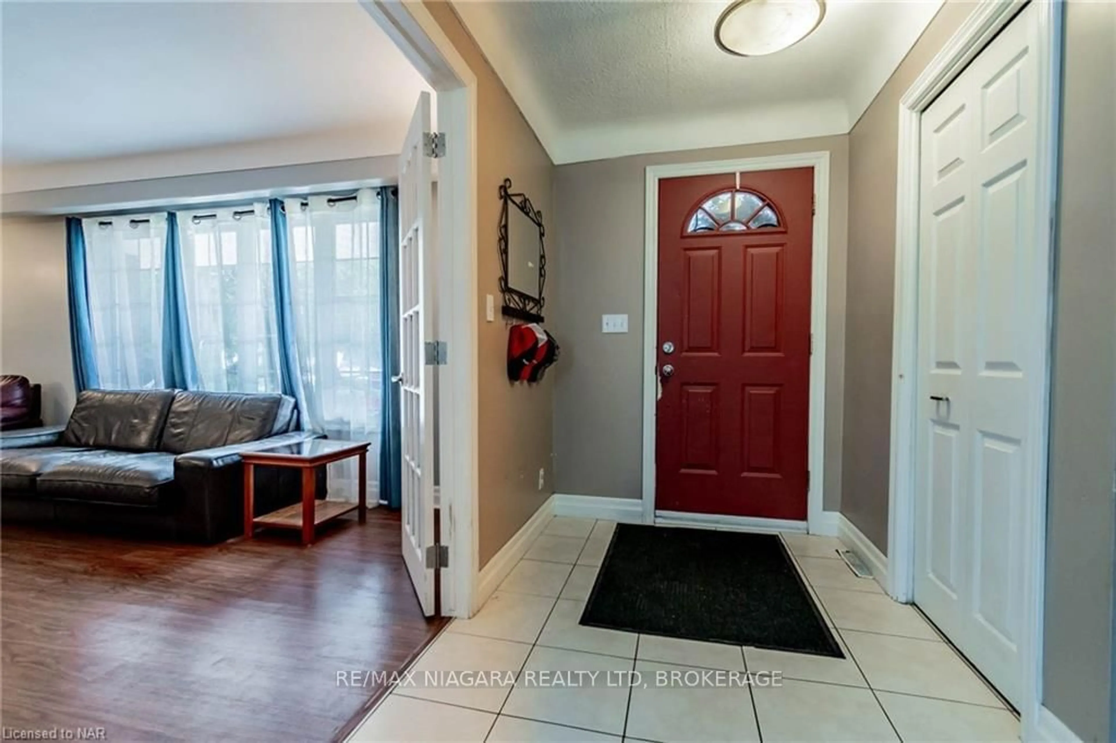 Indoor entryway, wood floors for 16 ROYAL MANOR Dr, St. Catharines Ontario L2N 4B8