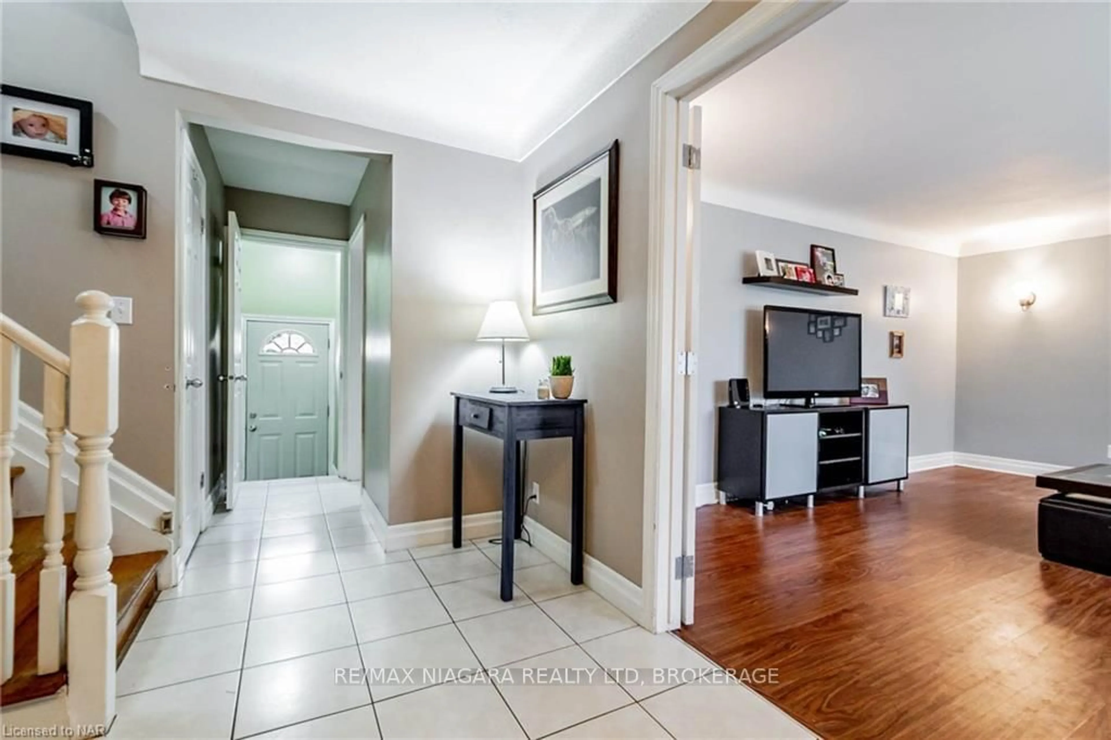 Indoor entryway, wood floors for 16 ROYAL MANOR Dr, St. Catharines Ontario L2N 4B8