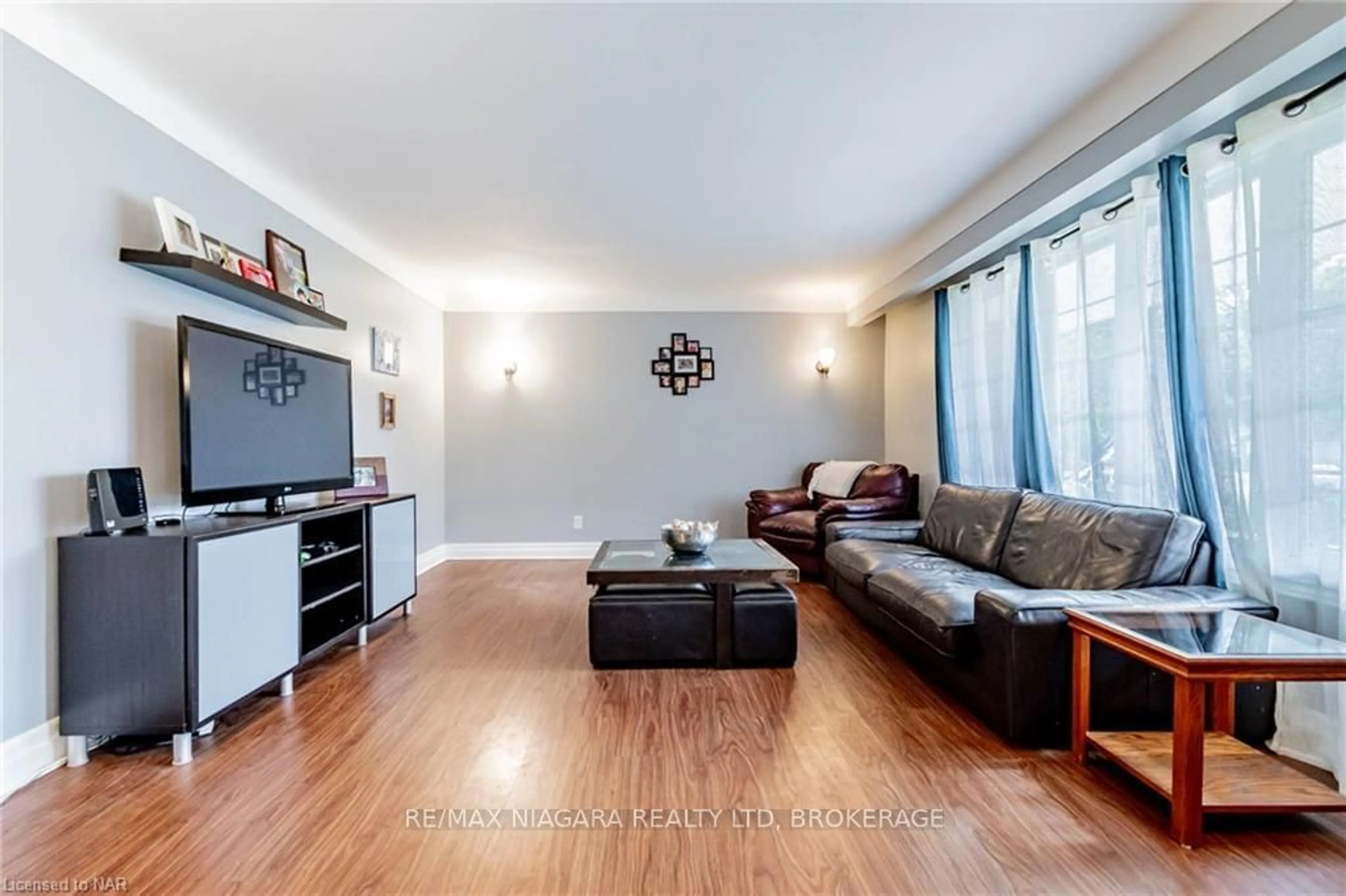 Living room, wood floors for 16 ROYAL MANOR Dr, St. Catharines Ontario L2N 4B8