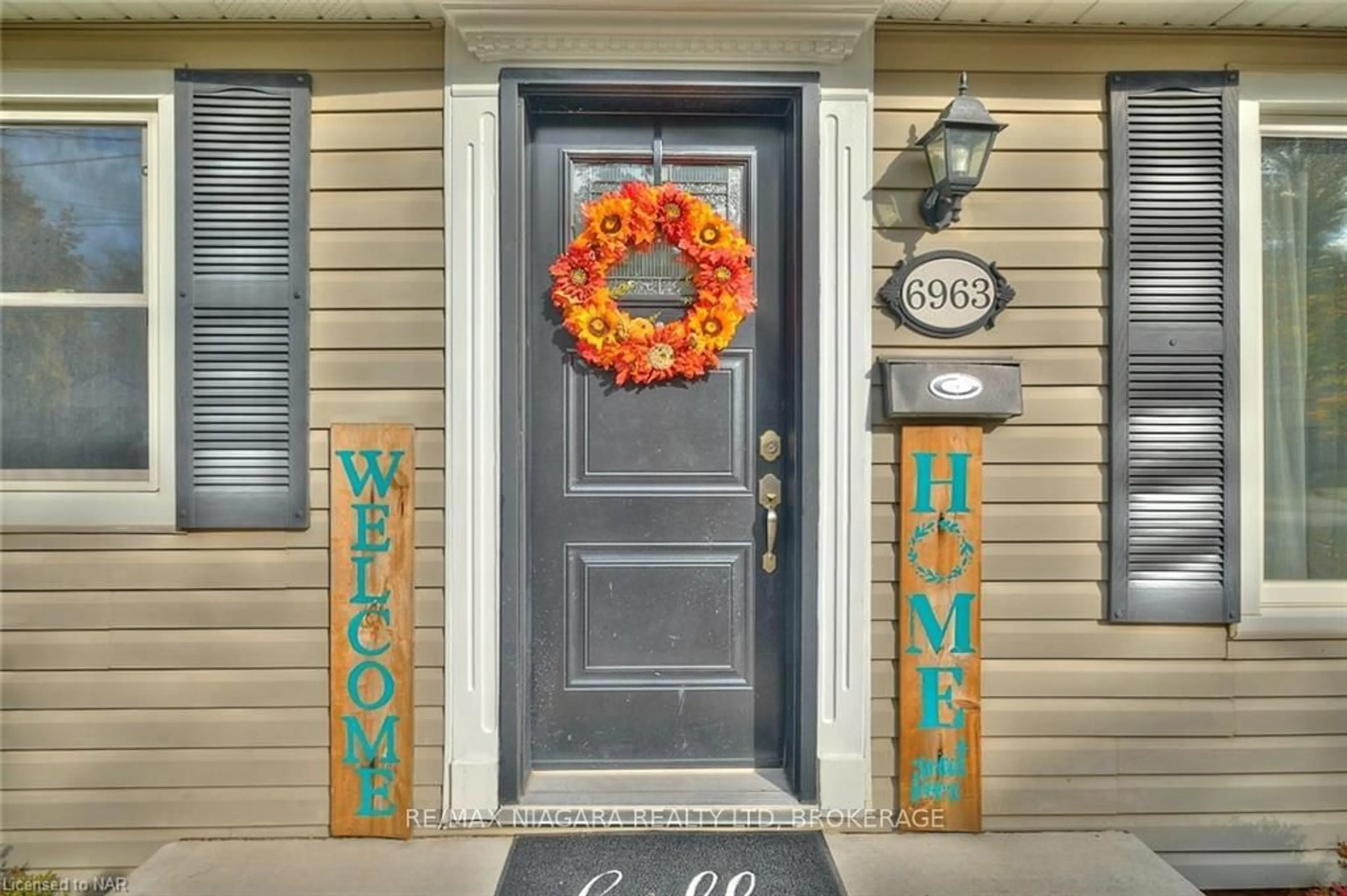 Indoor entryway, wood floors for 6963 GARDEN St, Niagara Falls Ontario L2G 1H8