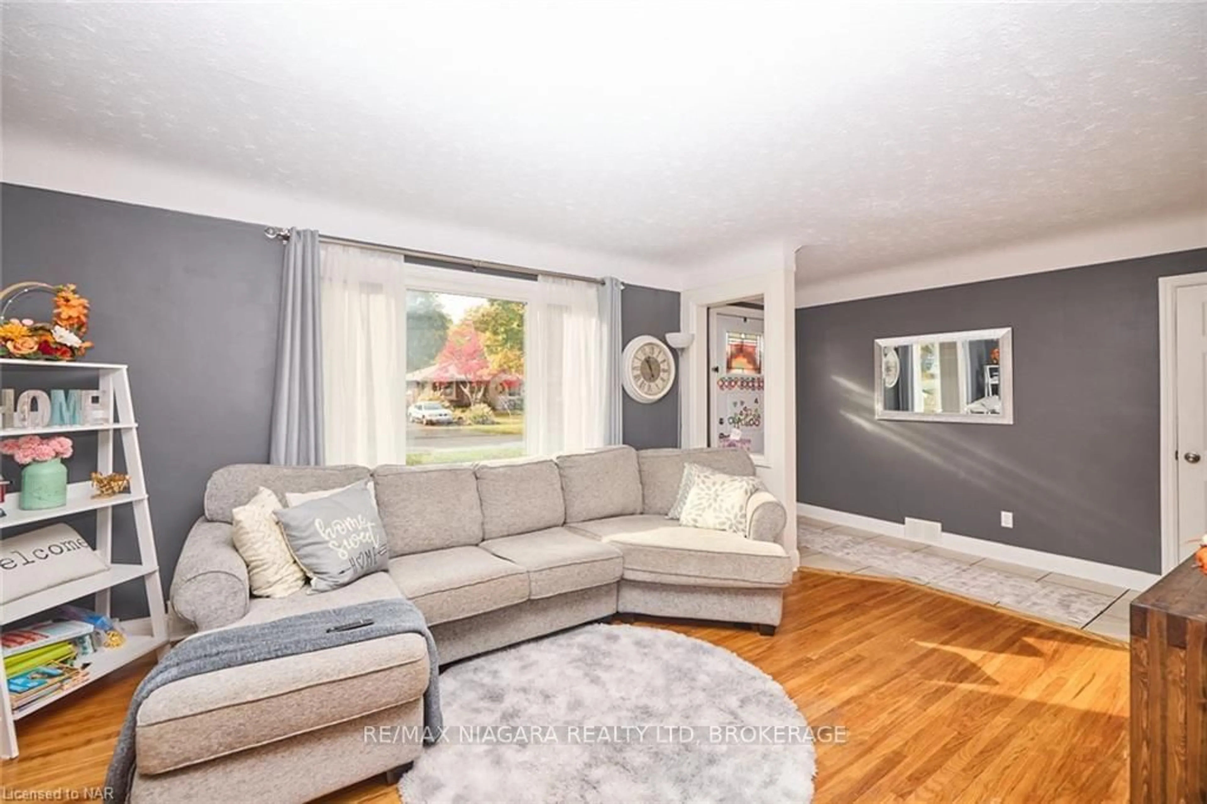 Living room, wood floors for 6963 GARDEN St, Niagara Falls Ontario L2G 1H8