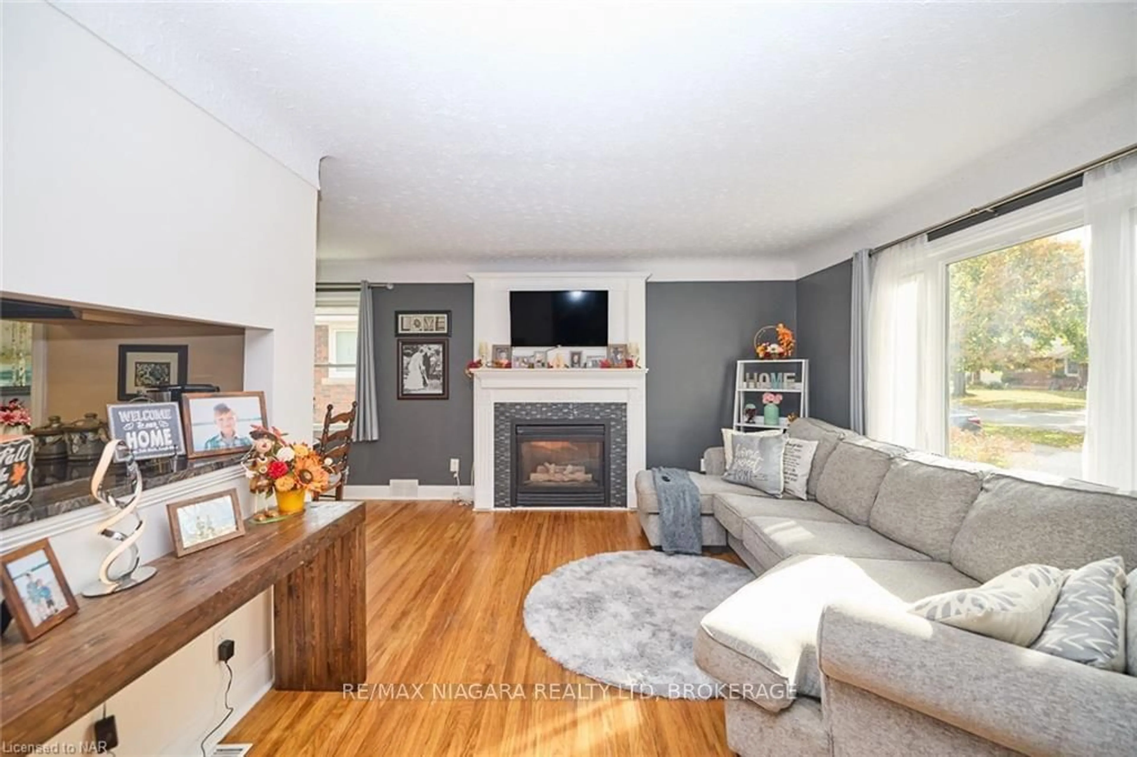 Living room, wood floors for 6963 GARDEN St, Niagara Falls Ontario L2G 1H8