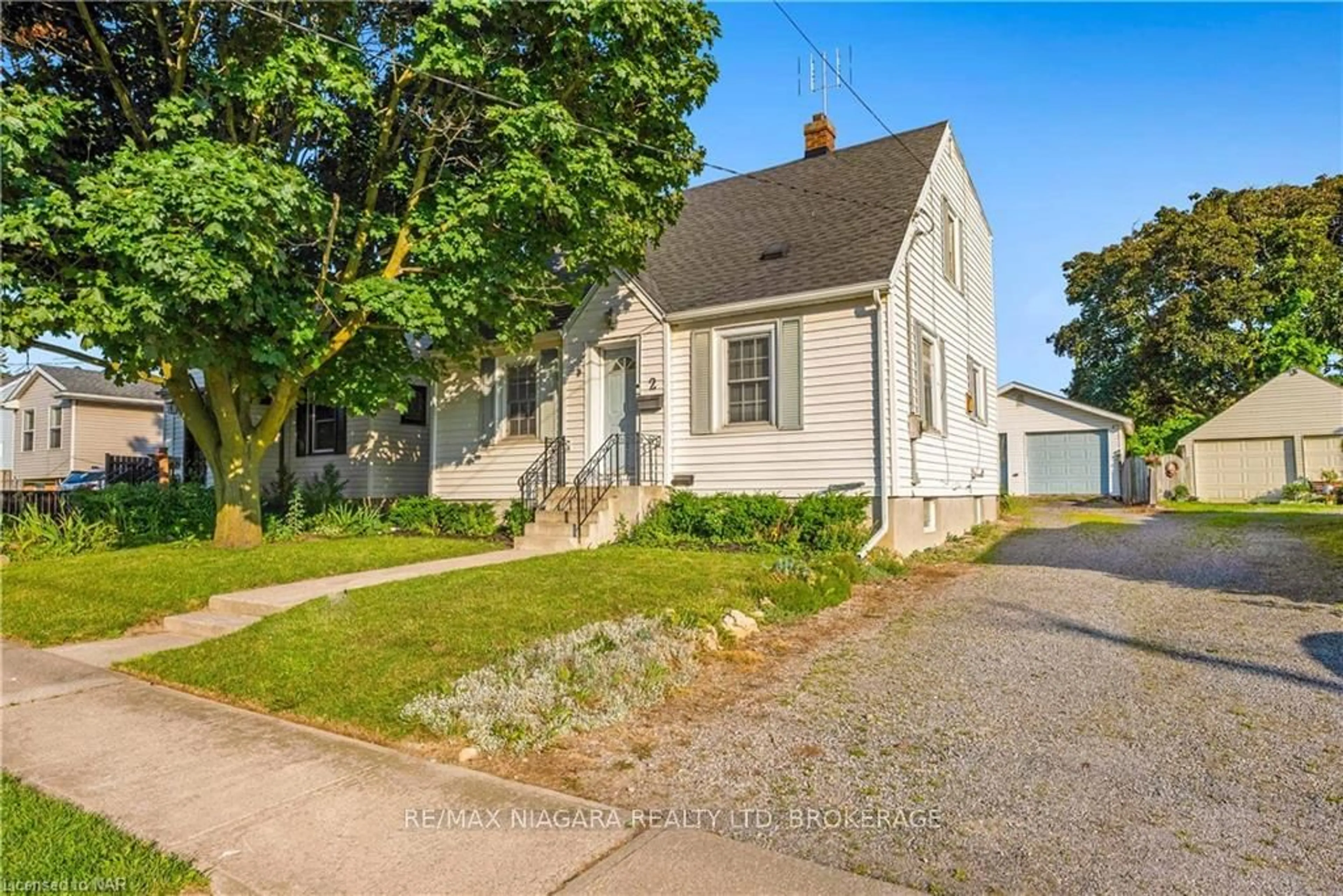 Frontside or backside of a home, cottage for 2 LINCOLN Ave, St. Catharines Ontario L2P 2H9