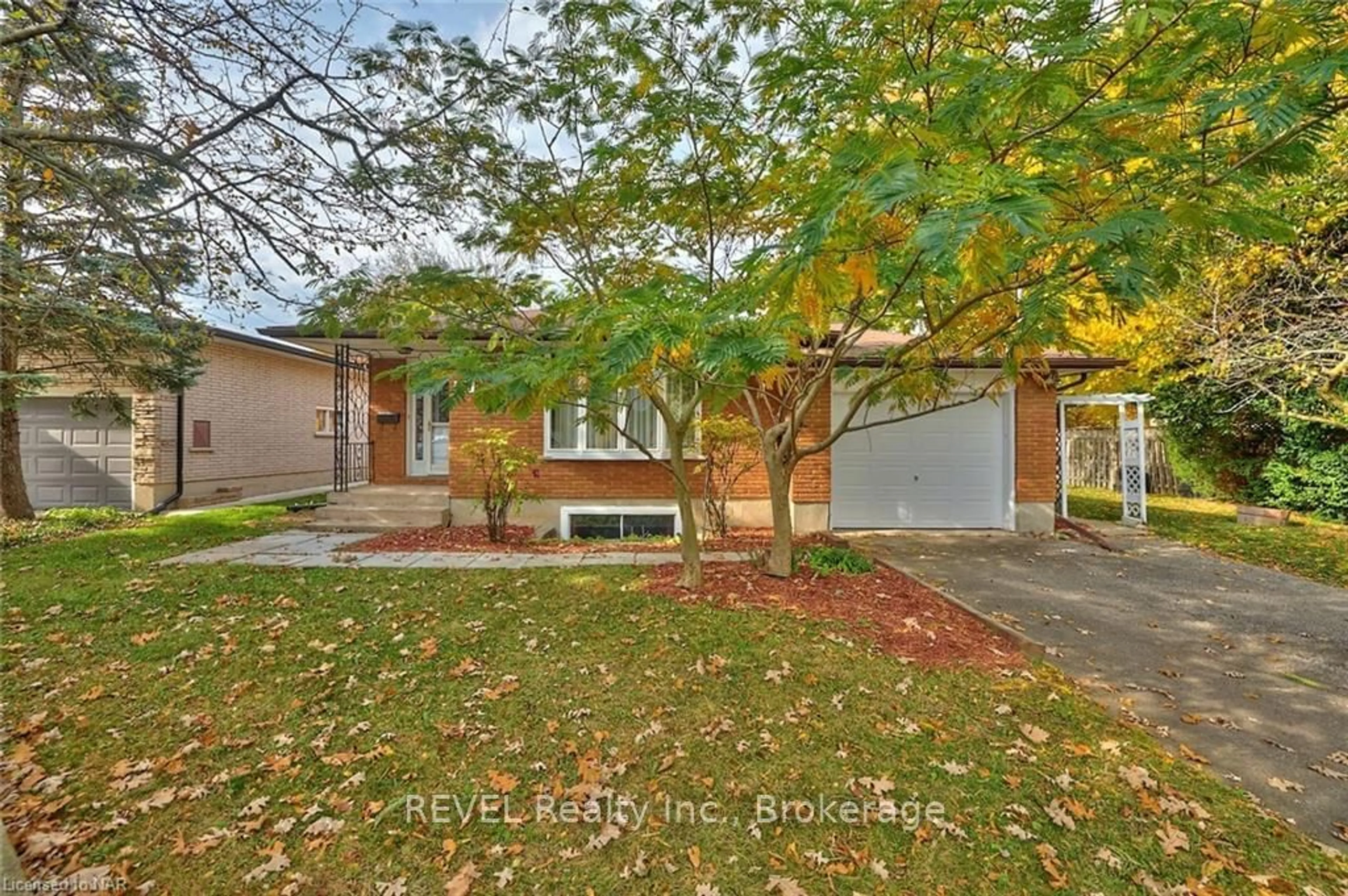 Frontside or backside of a home, the street view for 647 VINE St, St. Catharines Ontario L2M 3V6