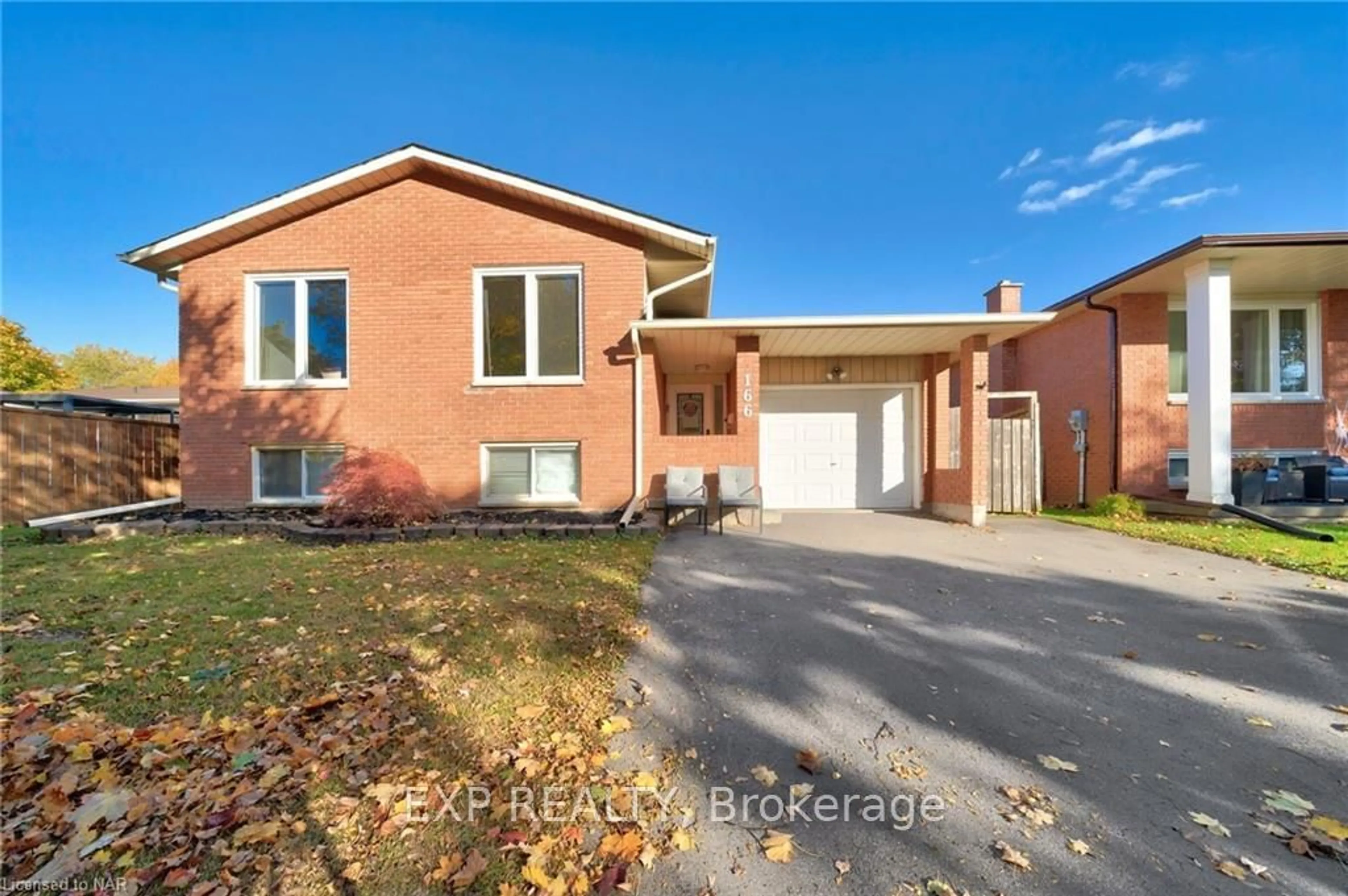 Frontside or backside of a home, the street view for 166 BRIDLEWOOD Dr, Welland Ontario L3C 6L2