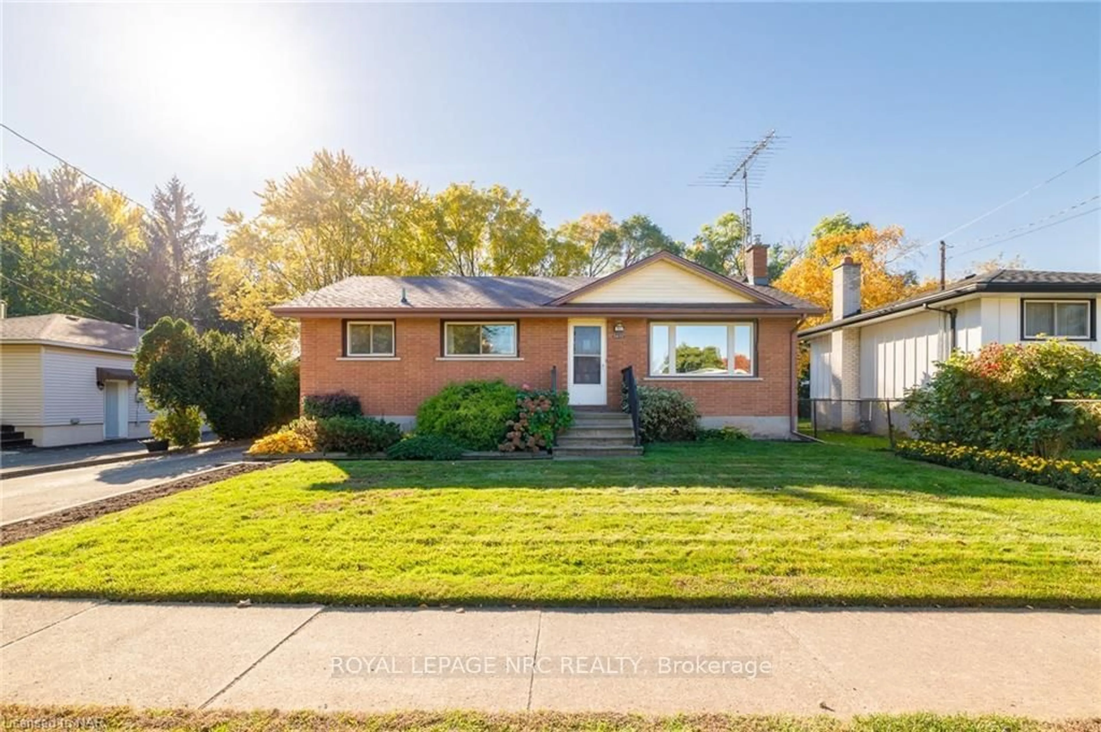 Frontside or backside of a home, the street view for 5832 KEITH St, Niagara Falls Ontario L2J 1J9