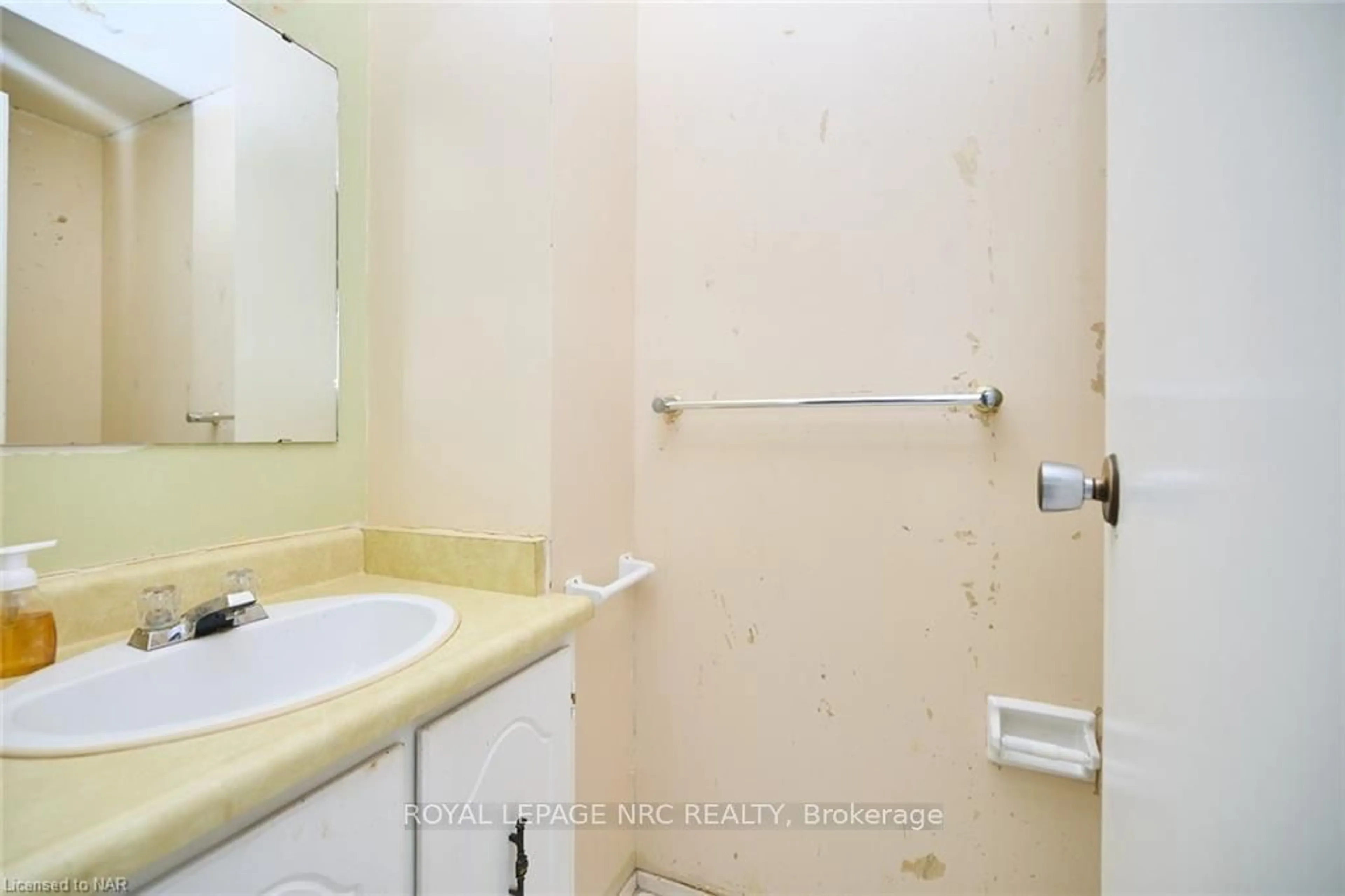 Standard bathroom, not visible floor for 5982 DUNN St #2, Niagara Falls Ontario L2G 7J9