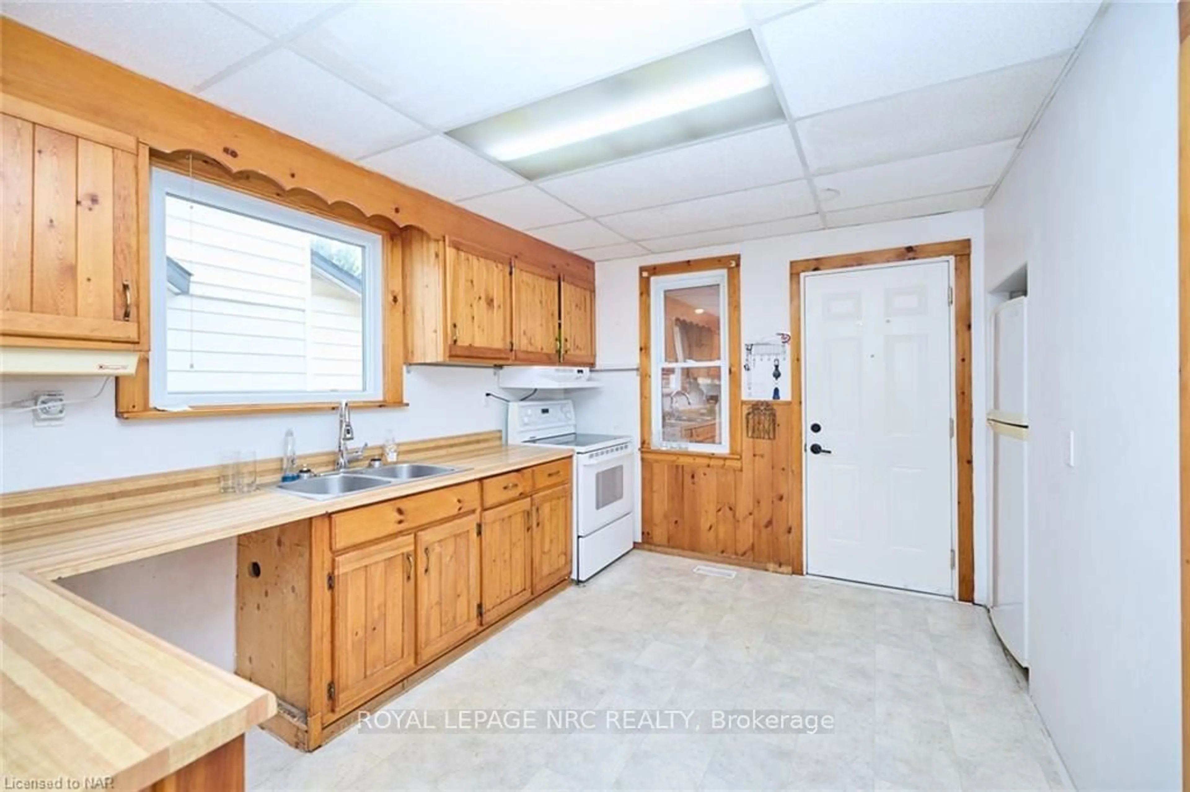 Standard kitchen, wood floors, cottage for 33 MERIGOLD St, St. Catharines Ontario L2S 2N4