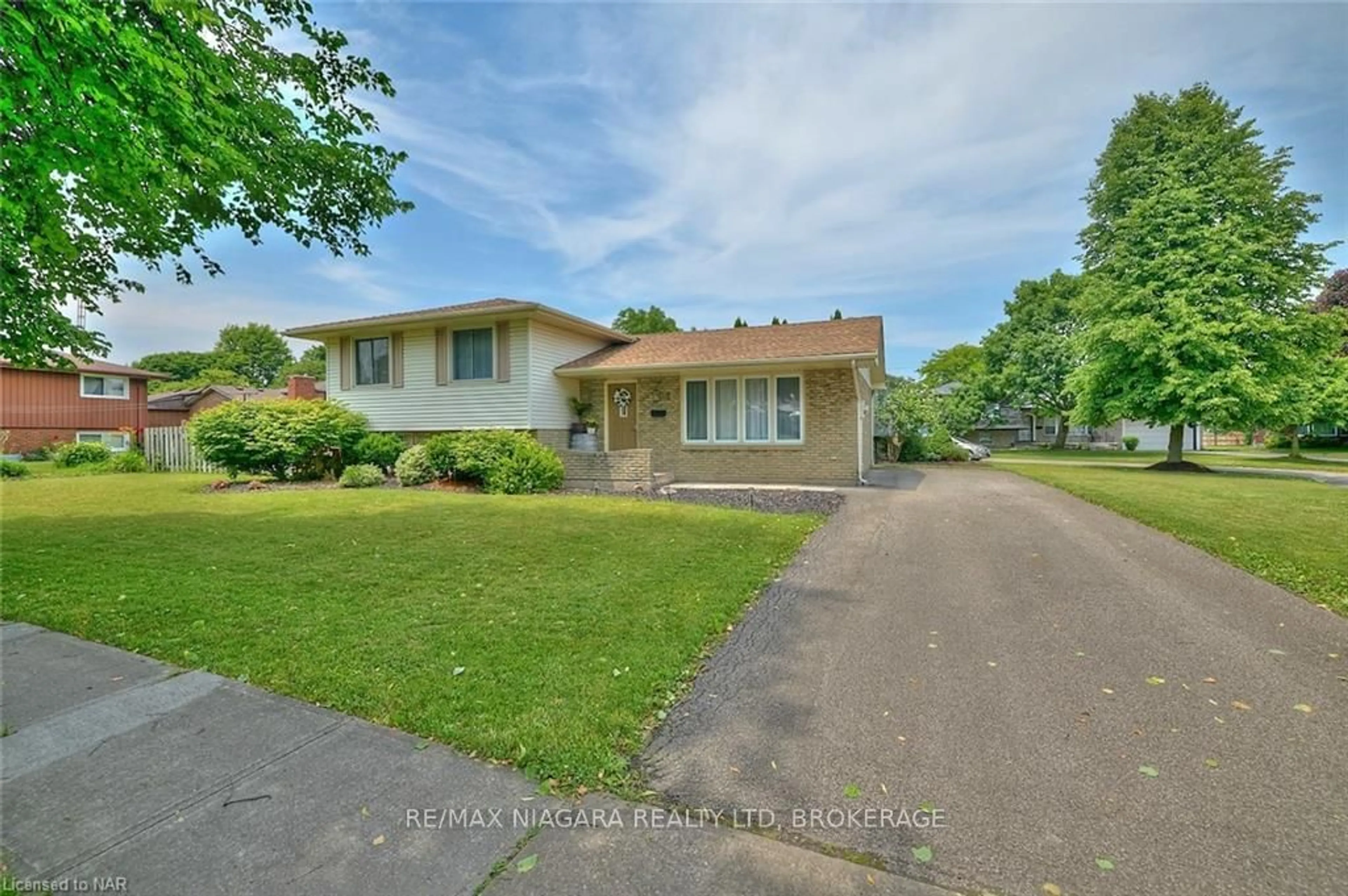 Frontside or backside of a home, the street view for 8 WILTSHIRE Blvd, Welland Ontario L3C 5Z6