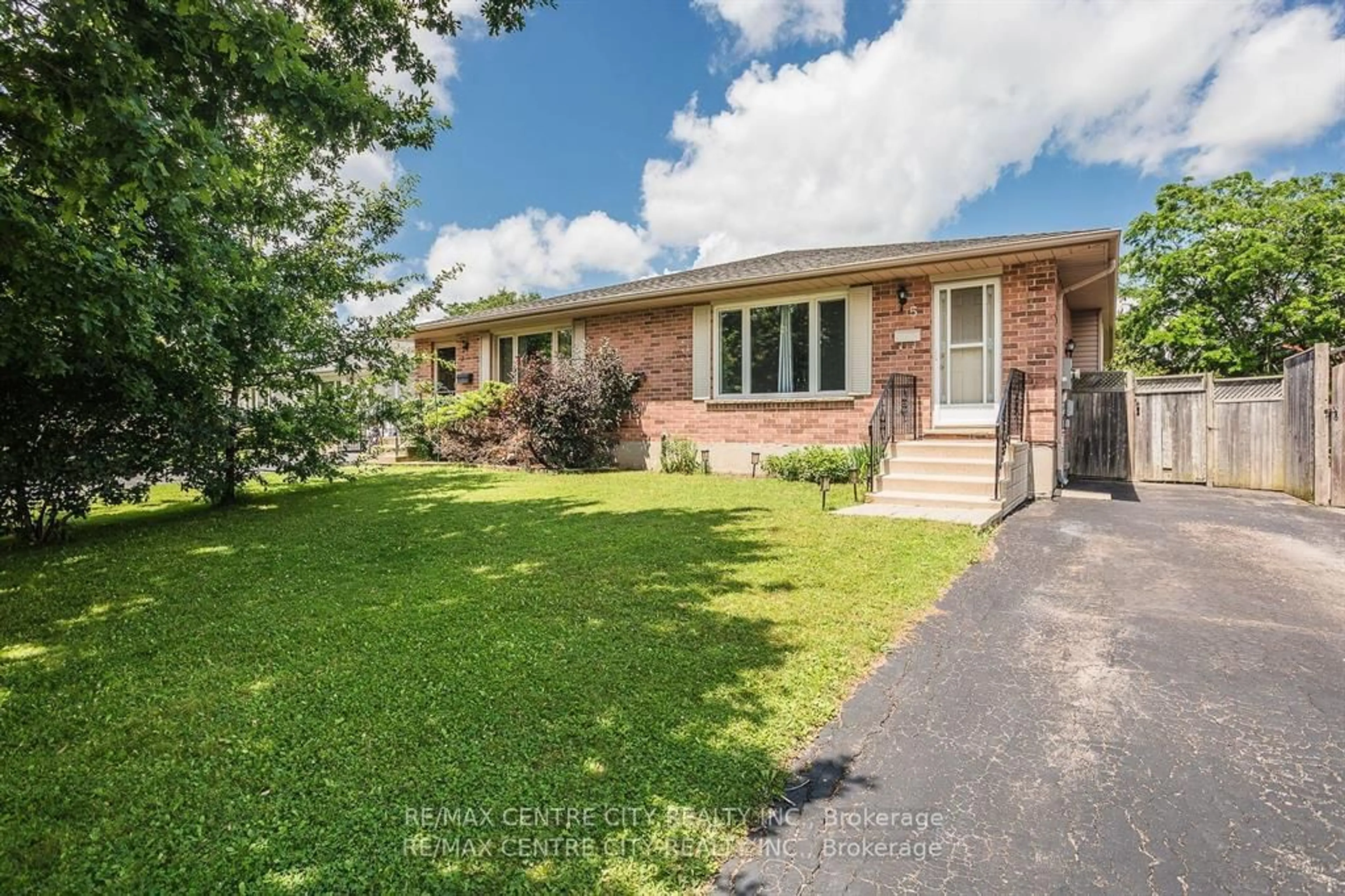 Frontside or backside of a home, cottage for 5 Bennett Pl, St. Thomas Ontario N5P 4J7