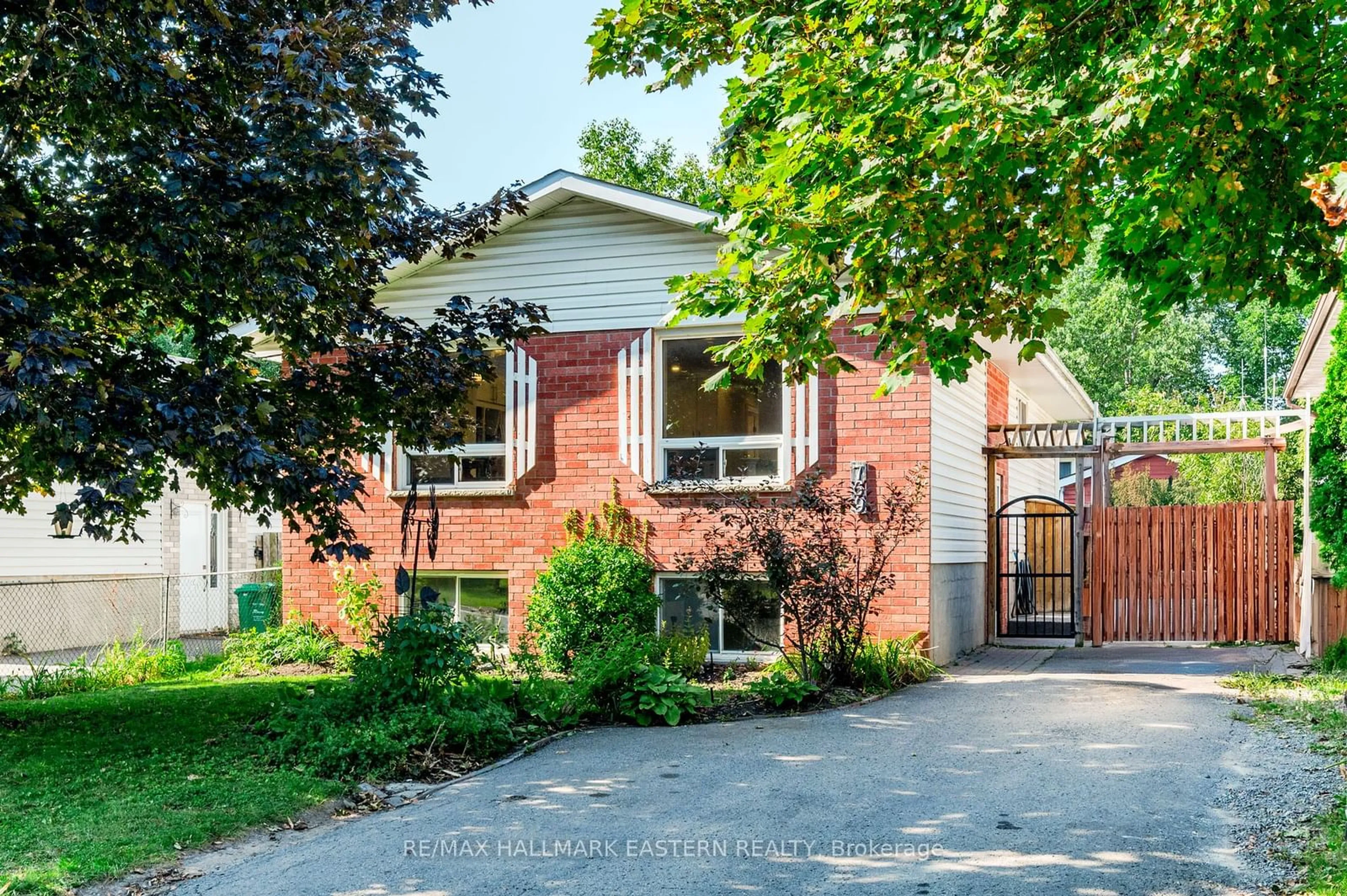 Home with brick exterior material for 769 Trailview Dr, Peterborough Ontario K9J 8K4