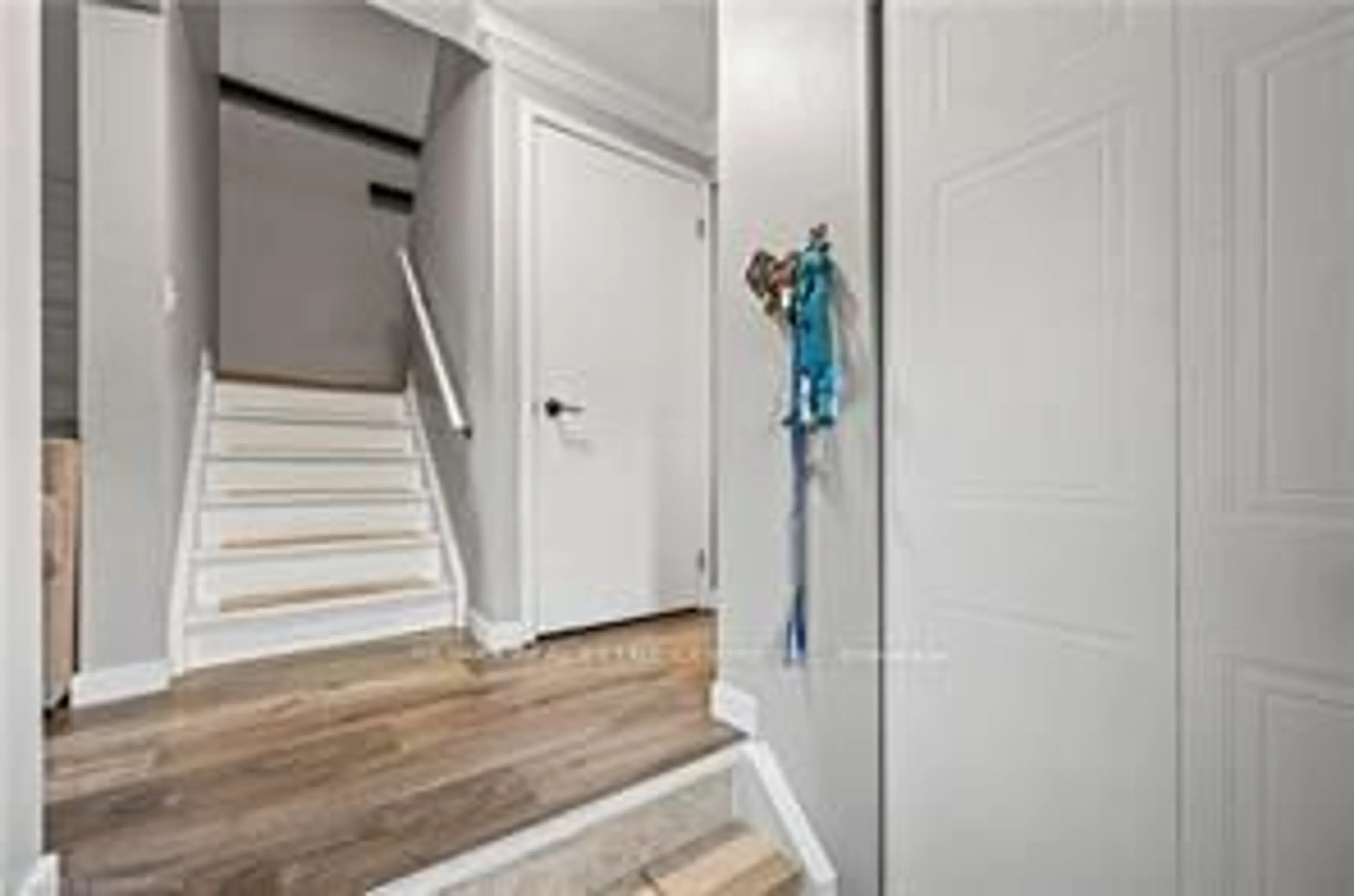 Indoor entryway, wood floors for 995 Elgin St, Cambridge Ontario N1R 8J2