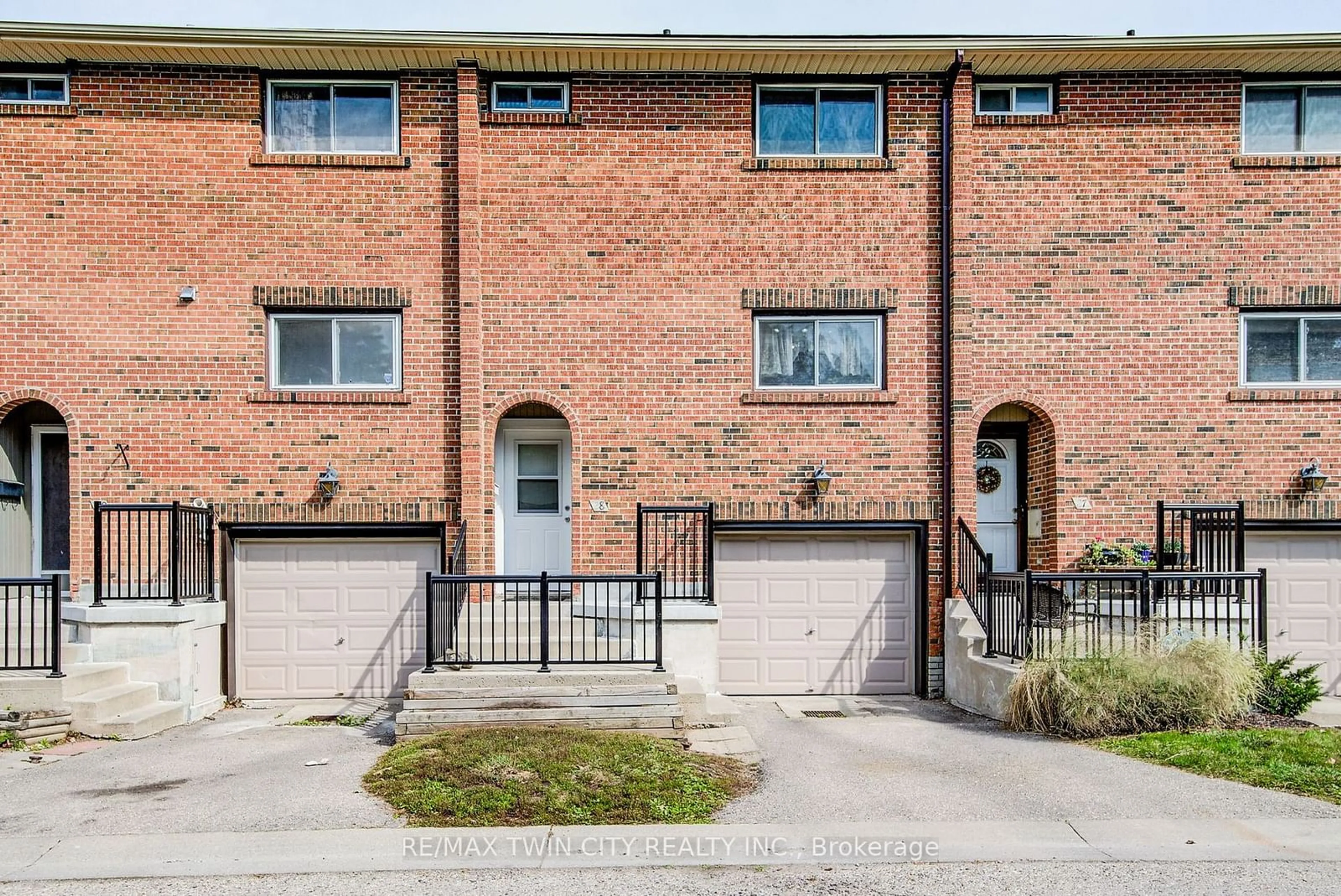 A pic from exterior of the house or condo, the front or back of building for 201 Silvercreek Pkwy #28, Guelph Ontario N1H 3T4