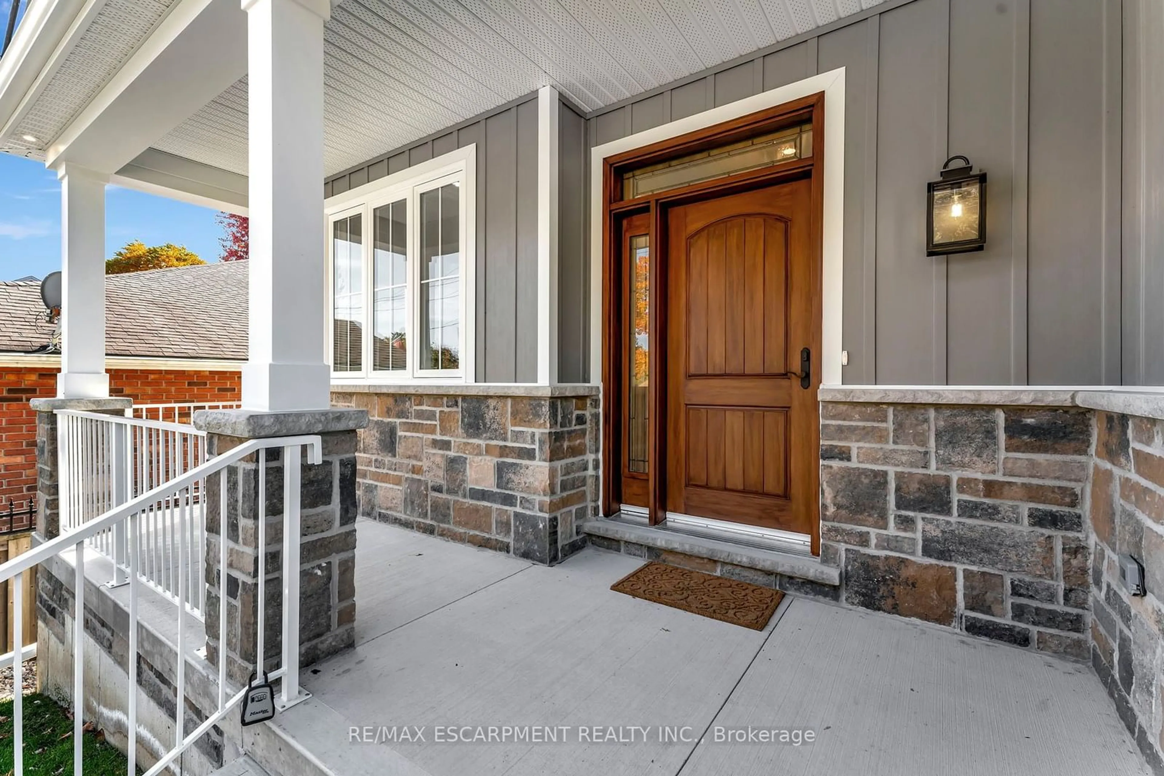 Indoor entryway, wood floors for 605 St. Andrew St, Norfolk Ontario N0A 1N0