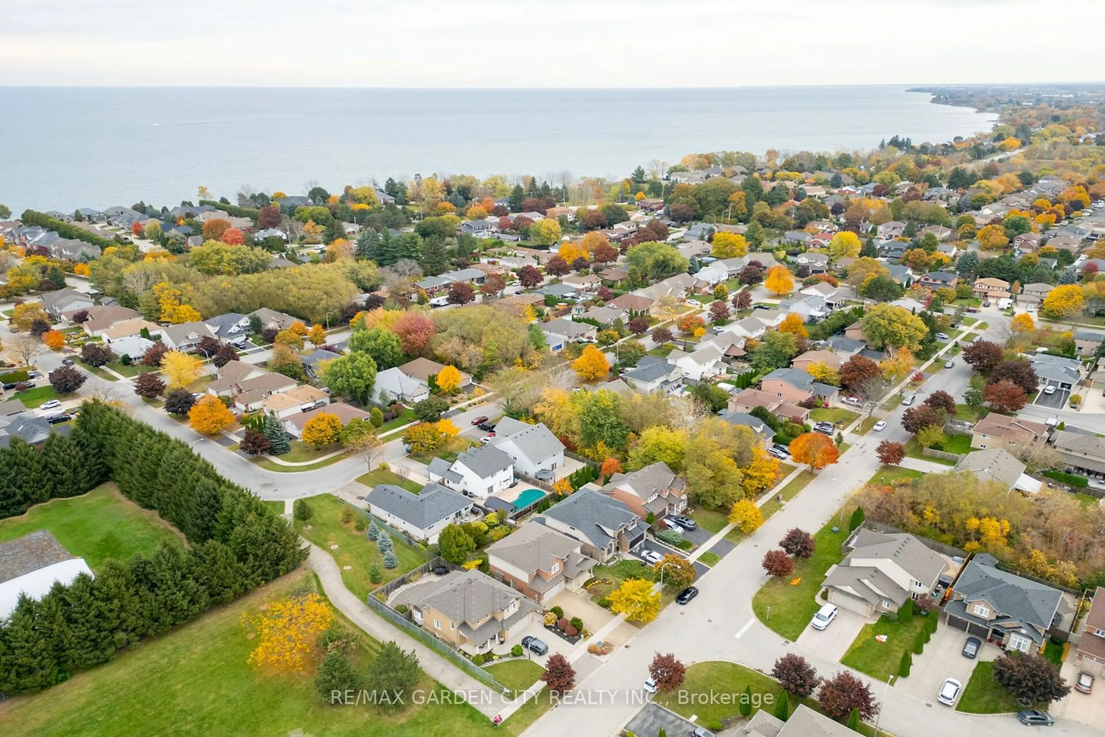 A pic from exterior of the house or condo, the street view for 24 Jeanette Ave, Grimsby Ontario L3M 5P2