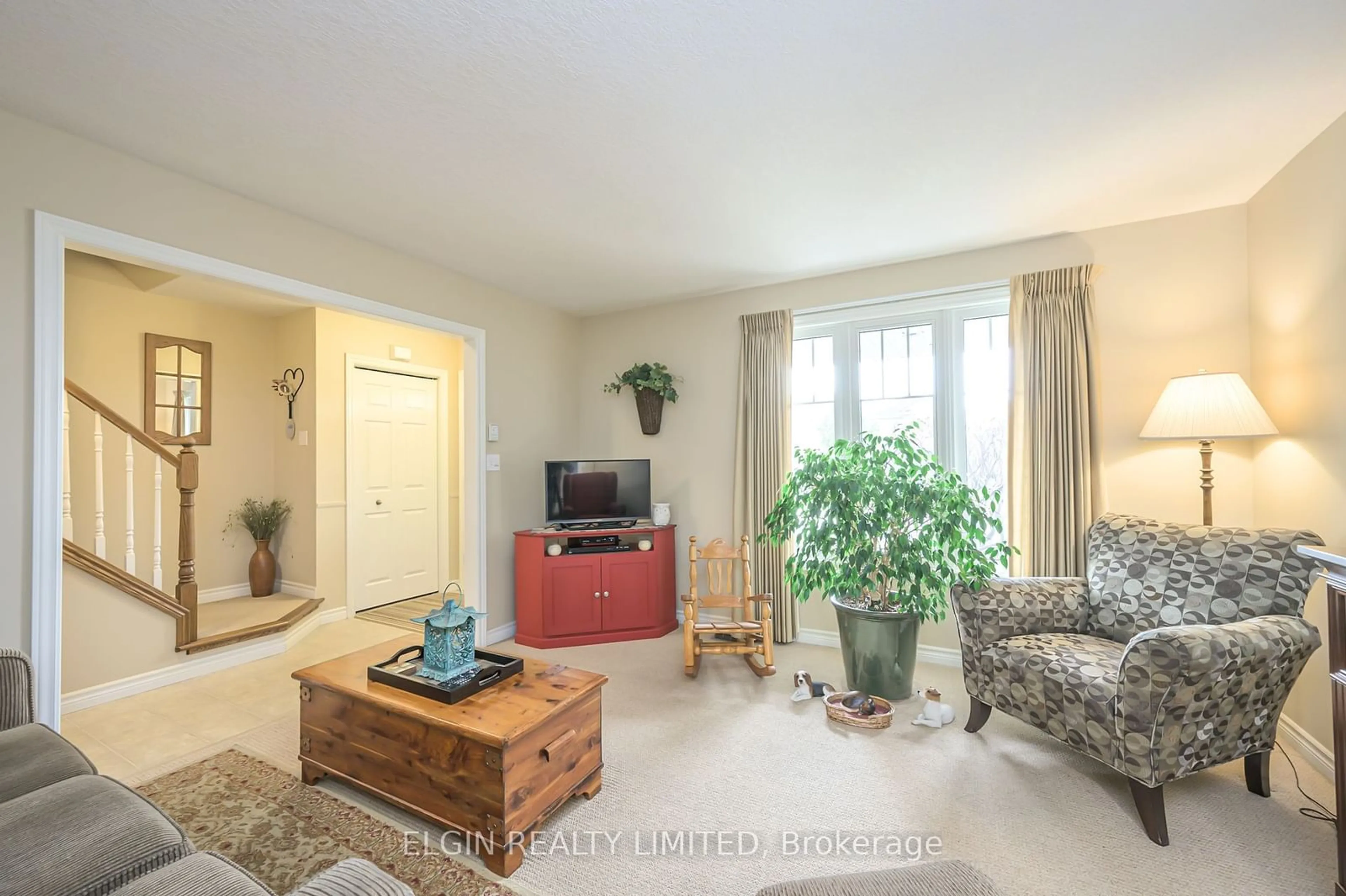 Living room, wood floors for 5 Southgate Pkwy, St. Thomas Ontario N5R 6M1