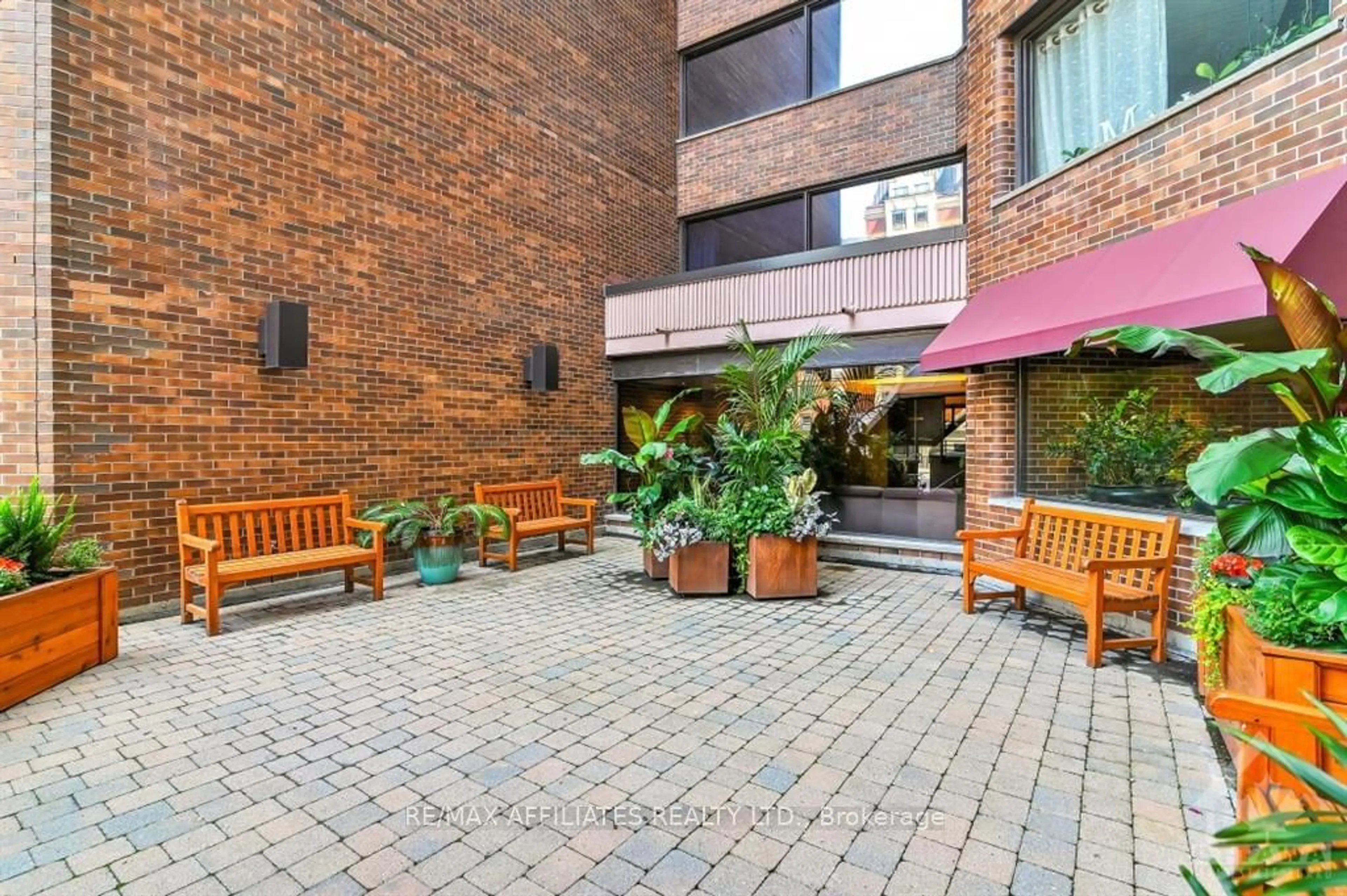 Patio, the front or back of building for 151 BAY St #808, Ottawa Centre Ontario K1R 7T2