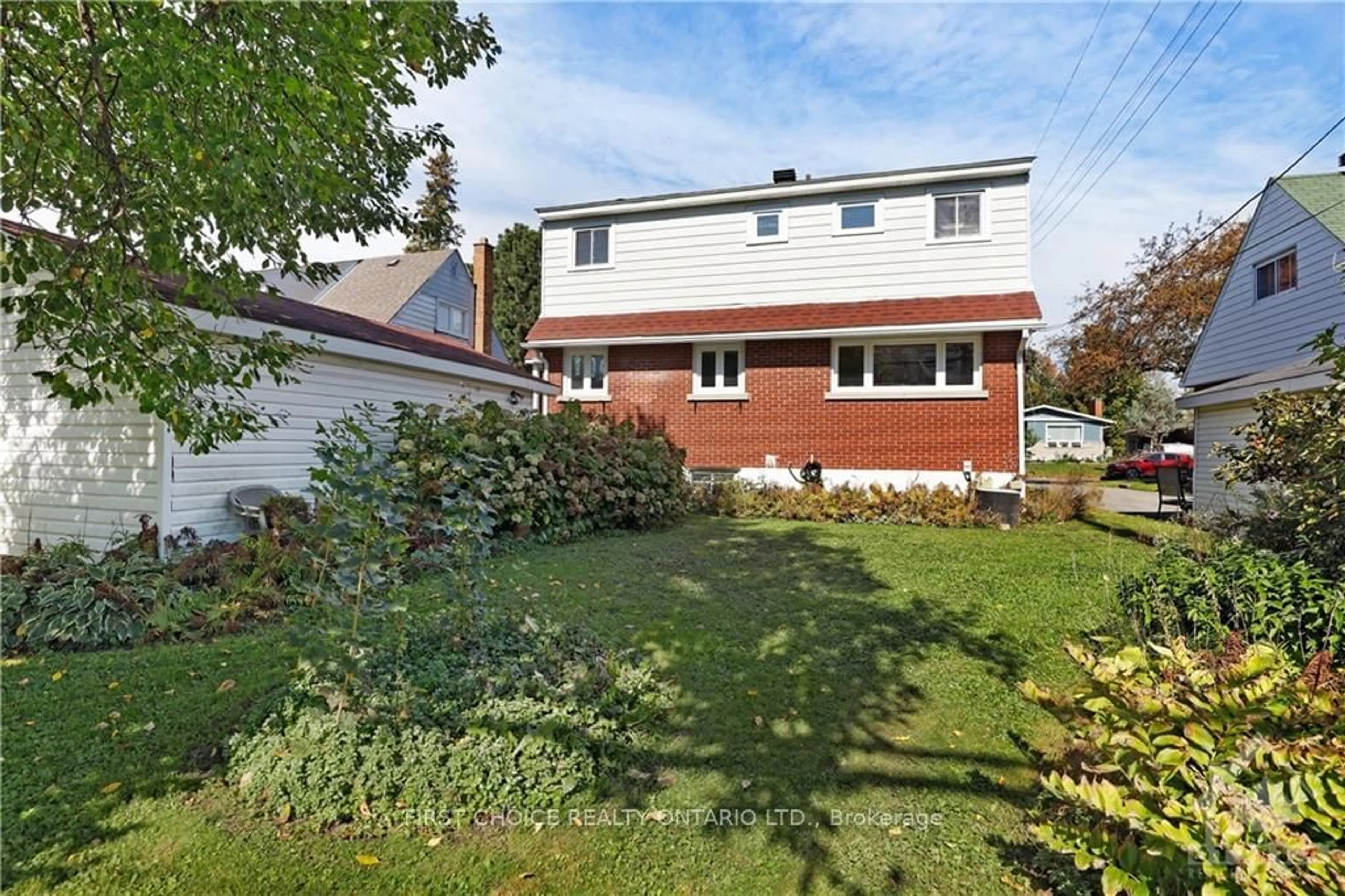 Frontside or backside of a home, the fenced backyard for 640 BROWNING Ave, Alta Vista and Area Ontario K1G 0T9