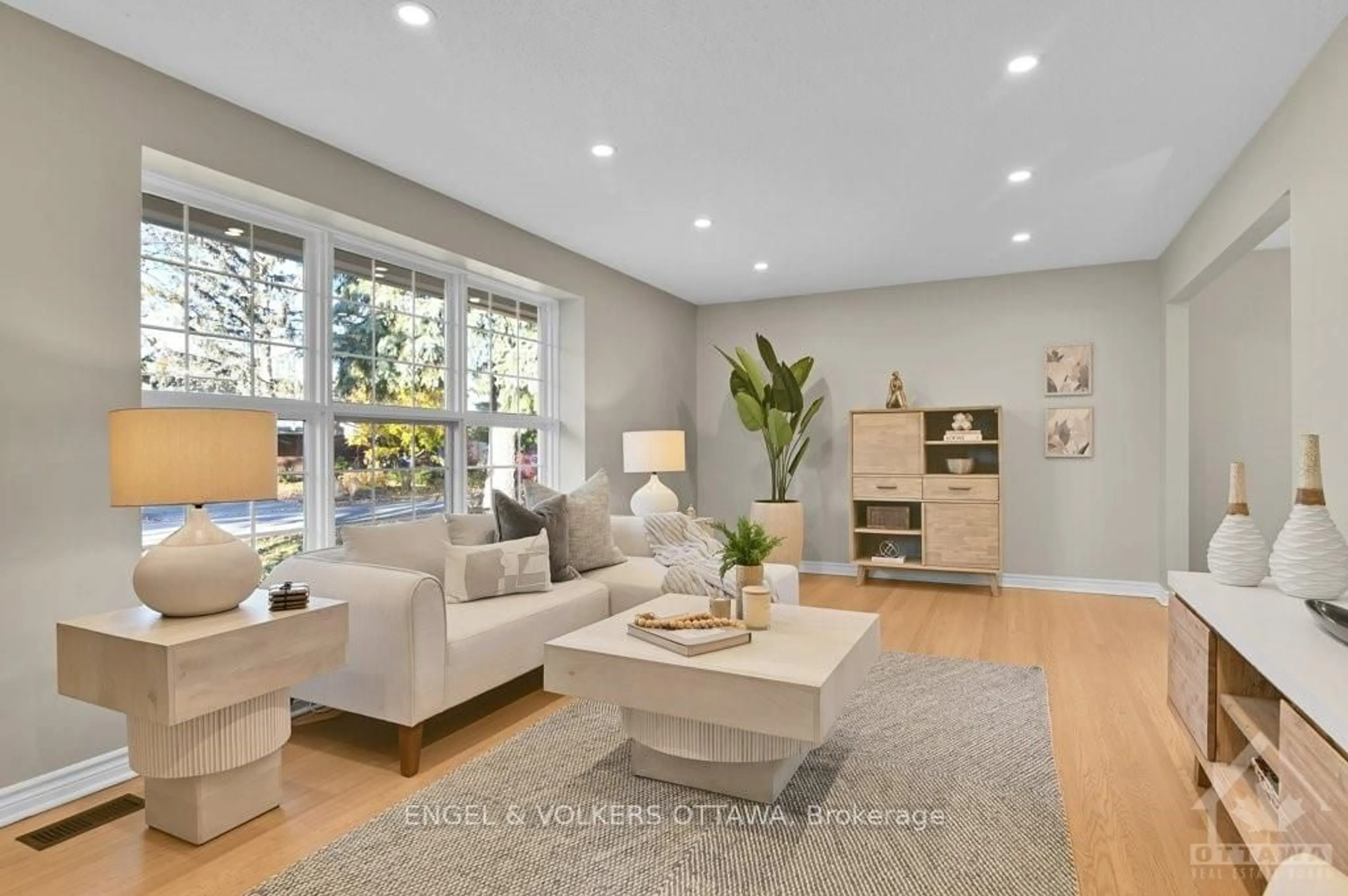 Living room, wood floors for 2123 GRAFTON Cres, Beacon Hill North - South and Area Ontario K1J 6K7