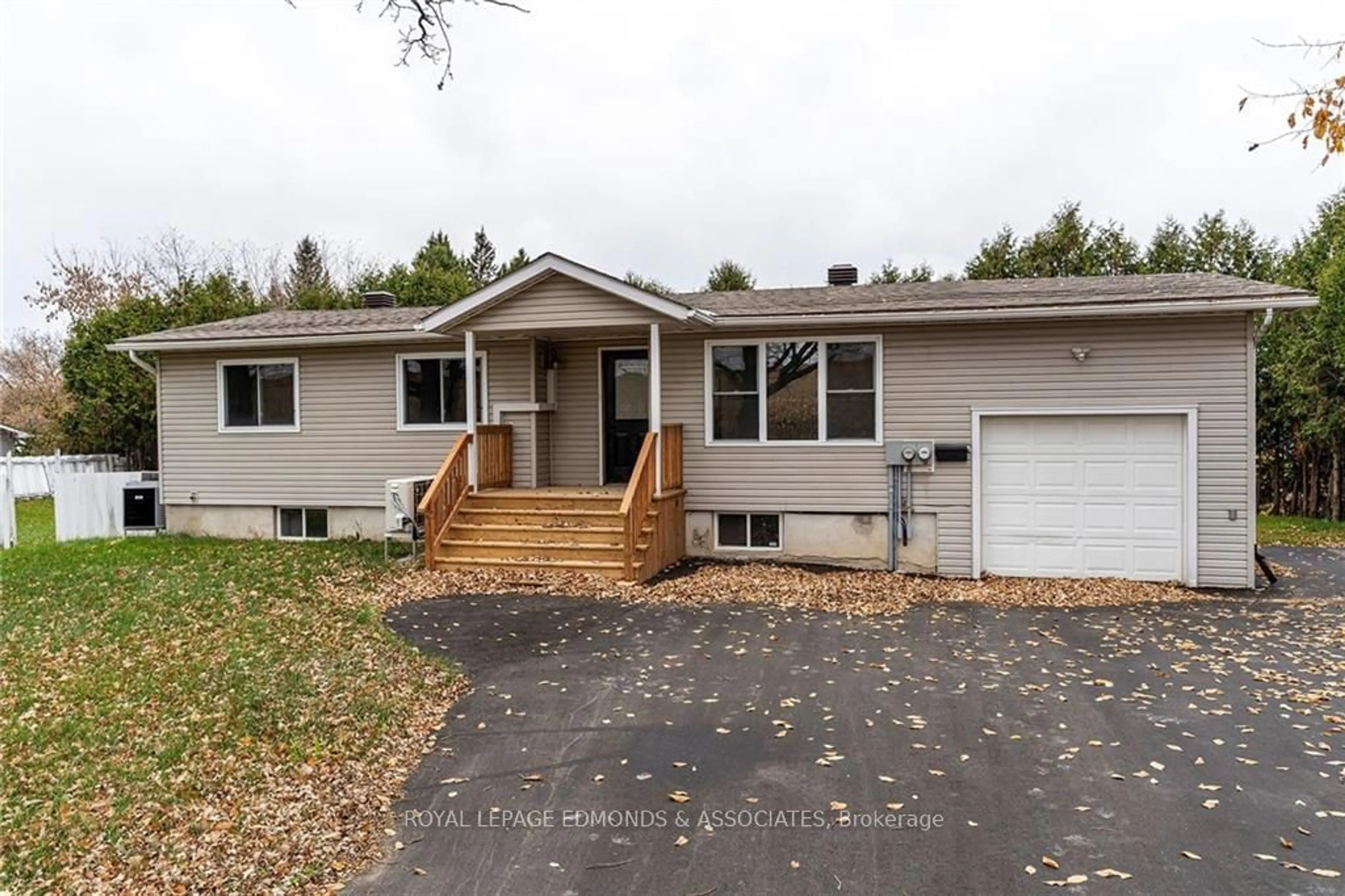 Frontside or backside of a home, cottage for 130 FOREST LEA Rd, Laurentian Valley Ontario K8A 7B8