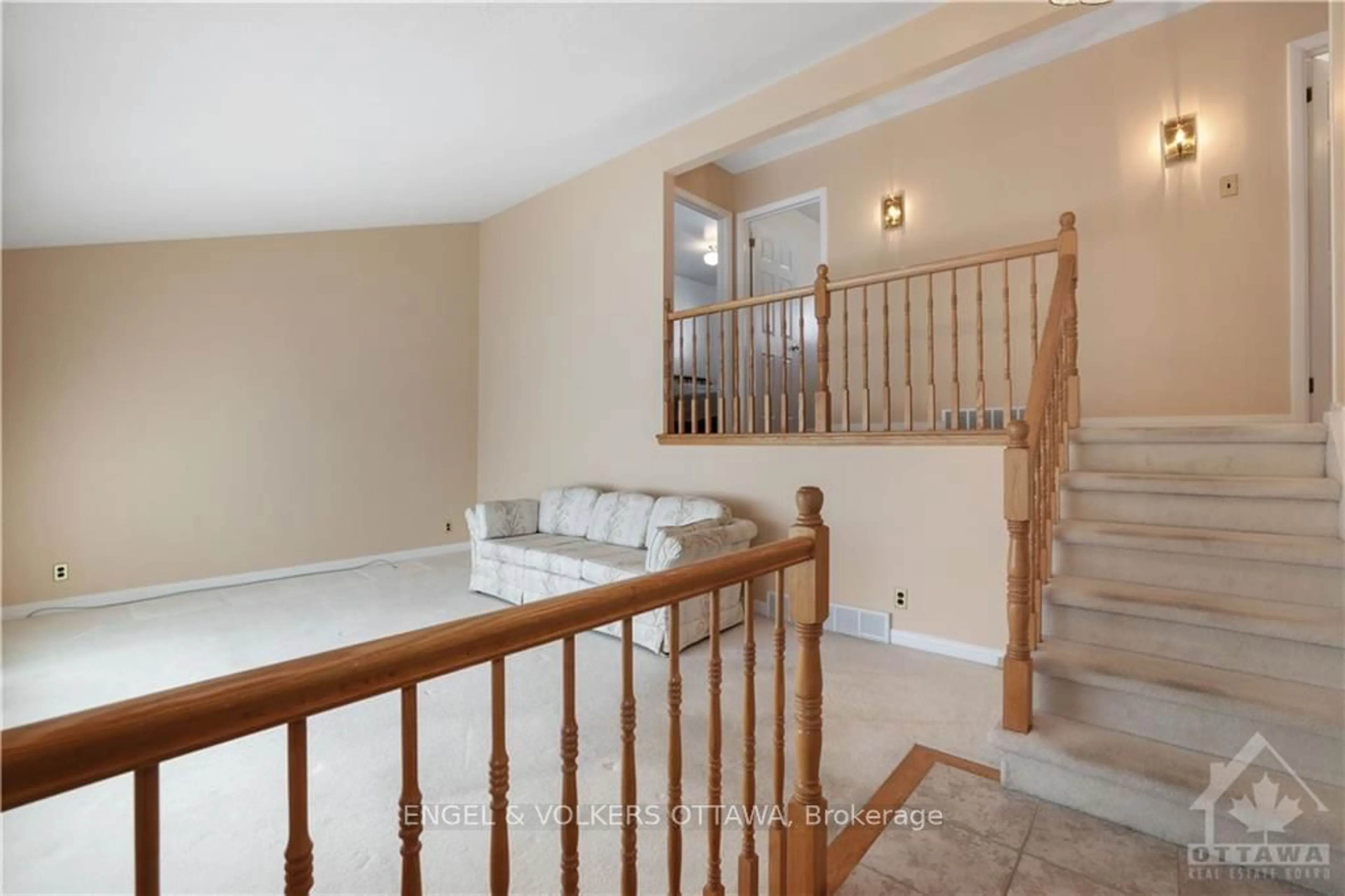 Indoor foyer, wood floors for 1349 BLOOMSBURY Cres, Parkway Park - Queensway Terrace S and Area Ontario K2C 2Y8