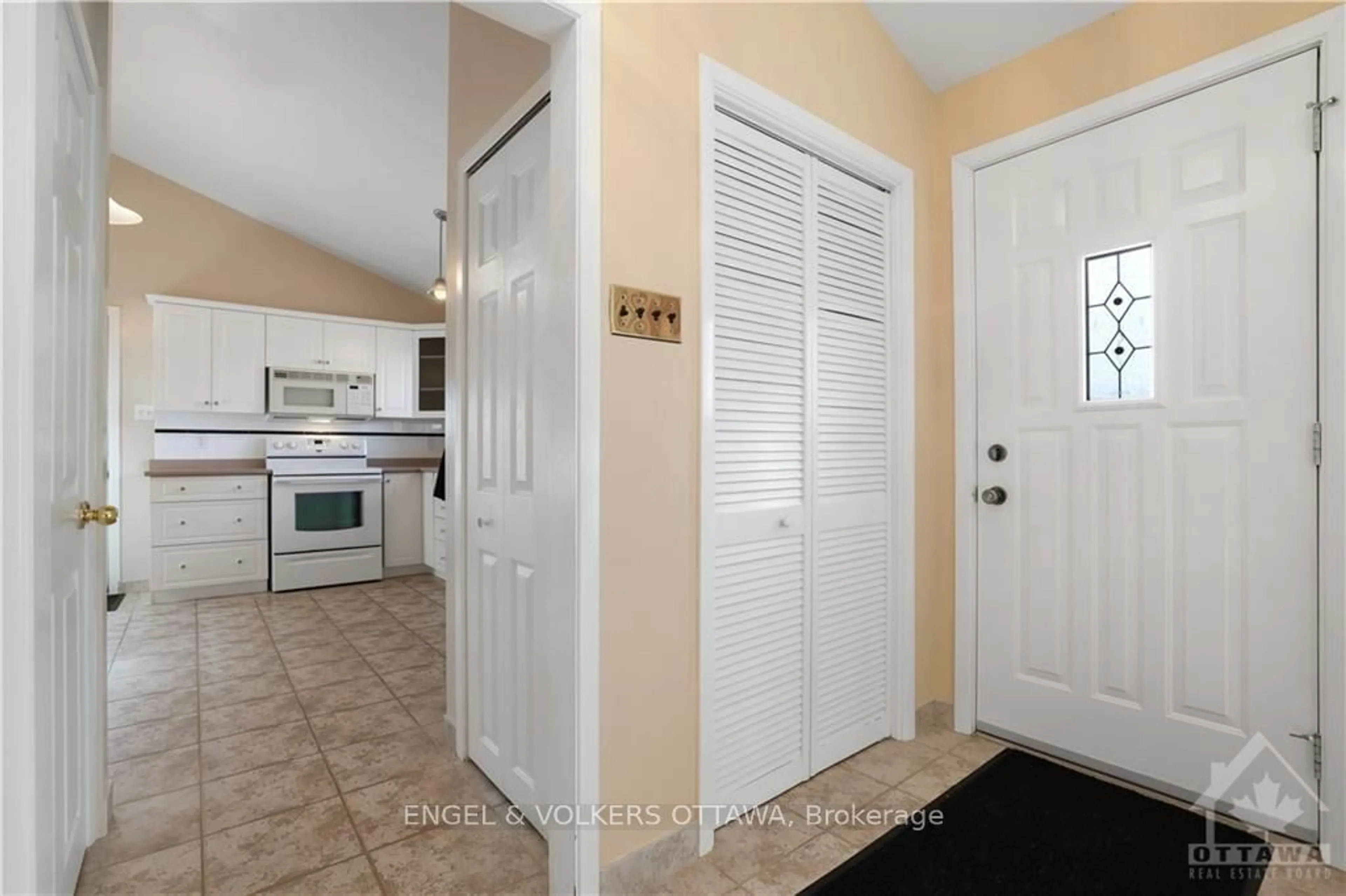 Indoor entryway, wood floors for 1349 BLOOMSBURY Cres, Parkway Park - Queensway Terrace S and Area Ontario K2C 2Y8