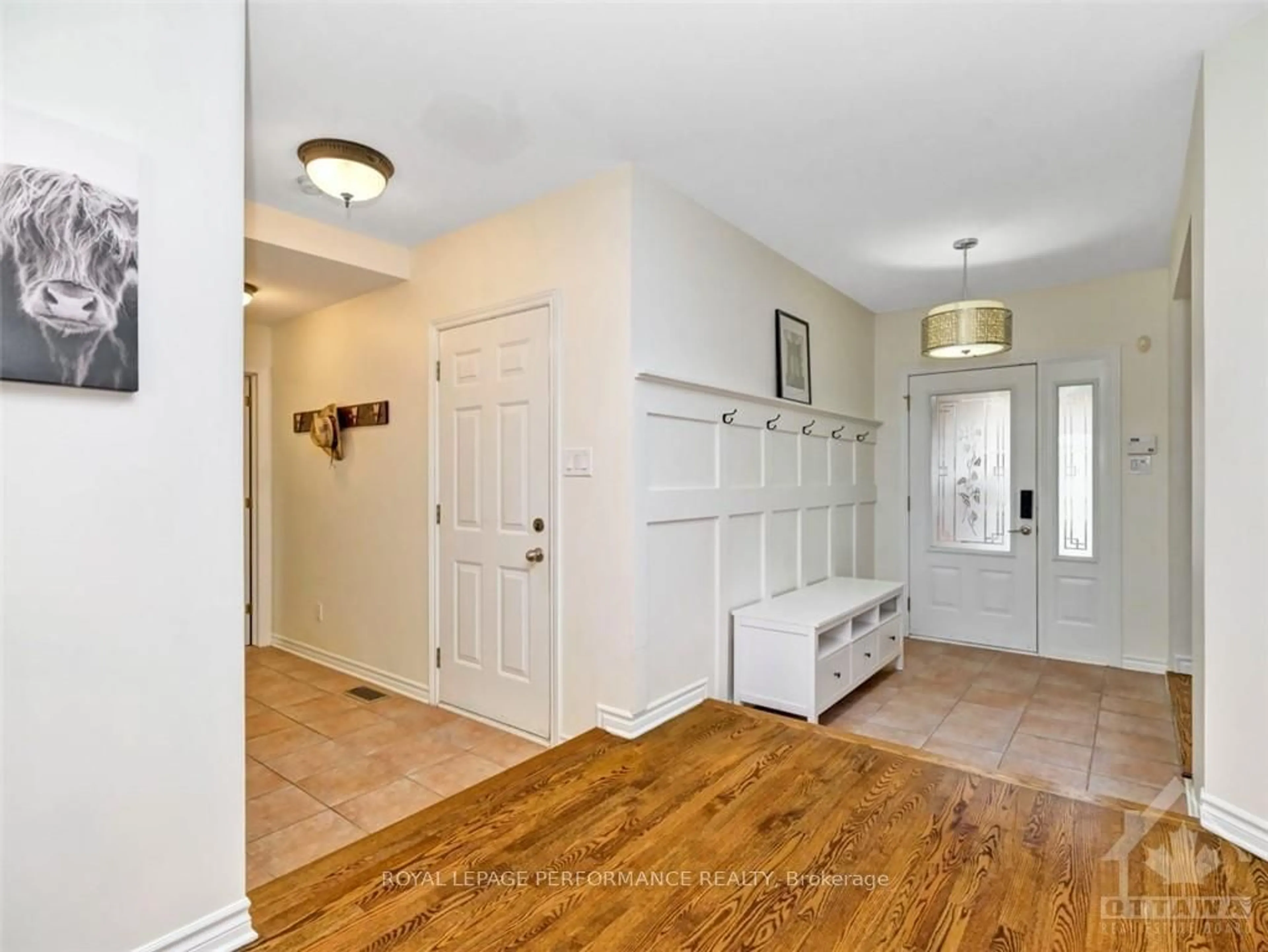 Indoor entryway, wood floors for 25 CAMPBELL Crt, Russell Ontario K4R 1G7