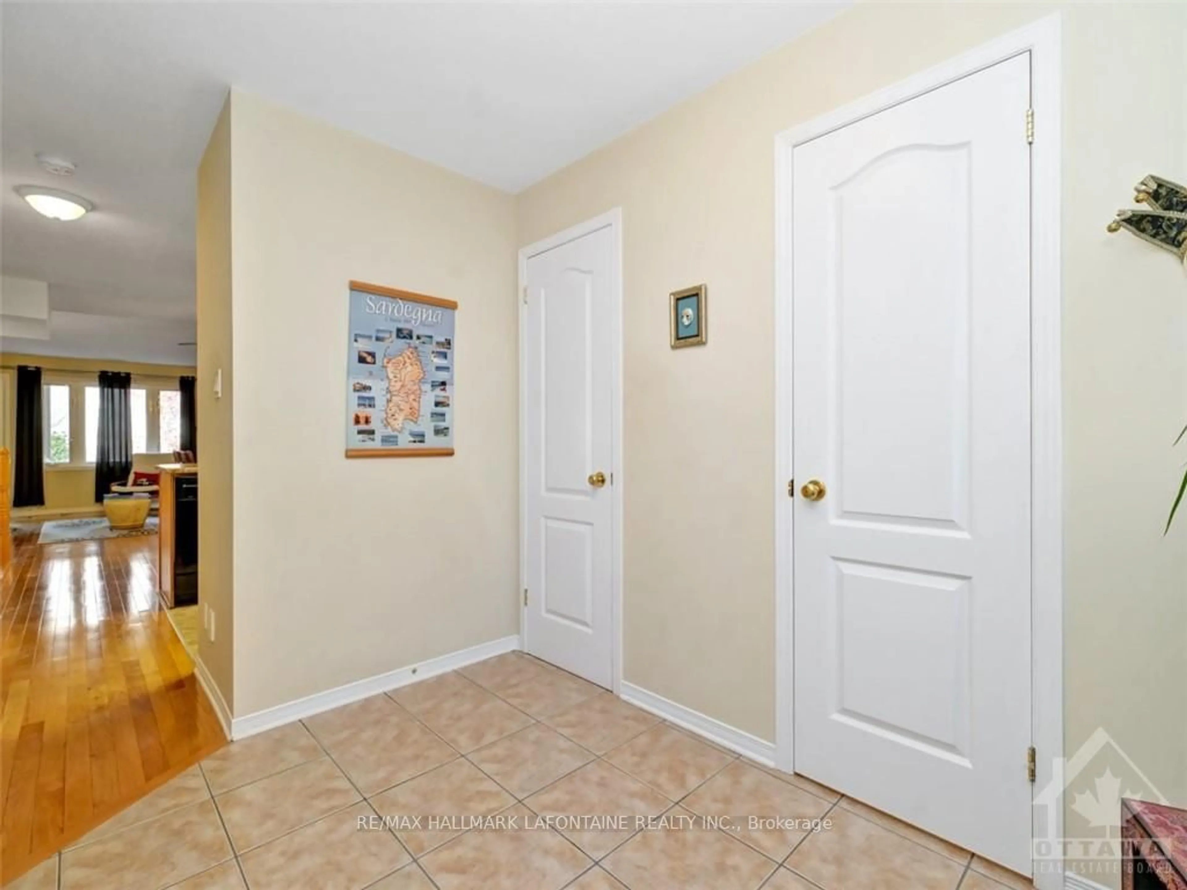 Indoor entryway, wood floors for 50 STEELE PARK, Cyrville - Carson Grove - Pineview Ontario K1J 0J2