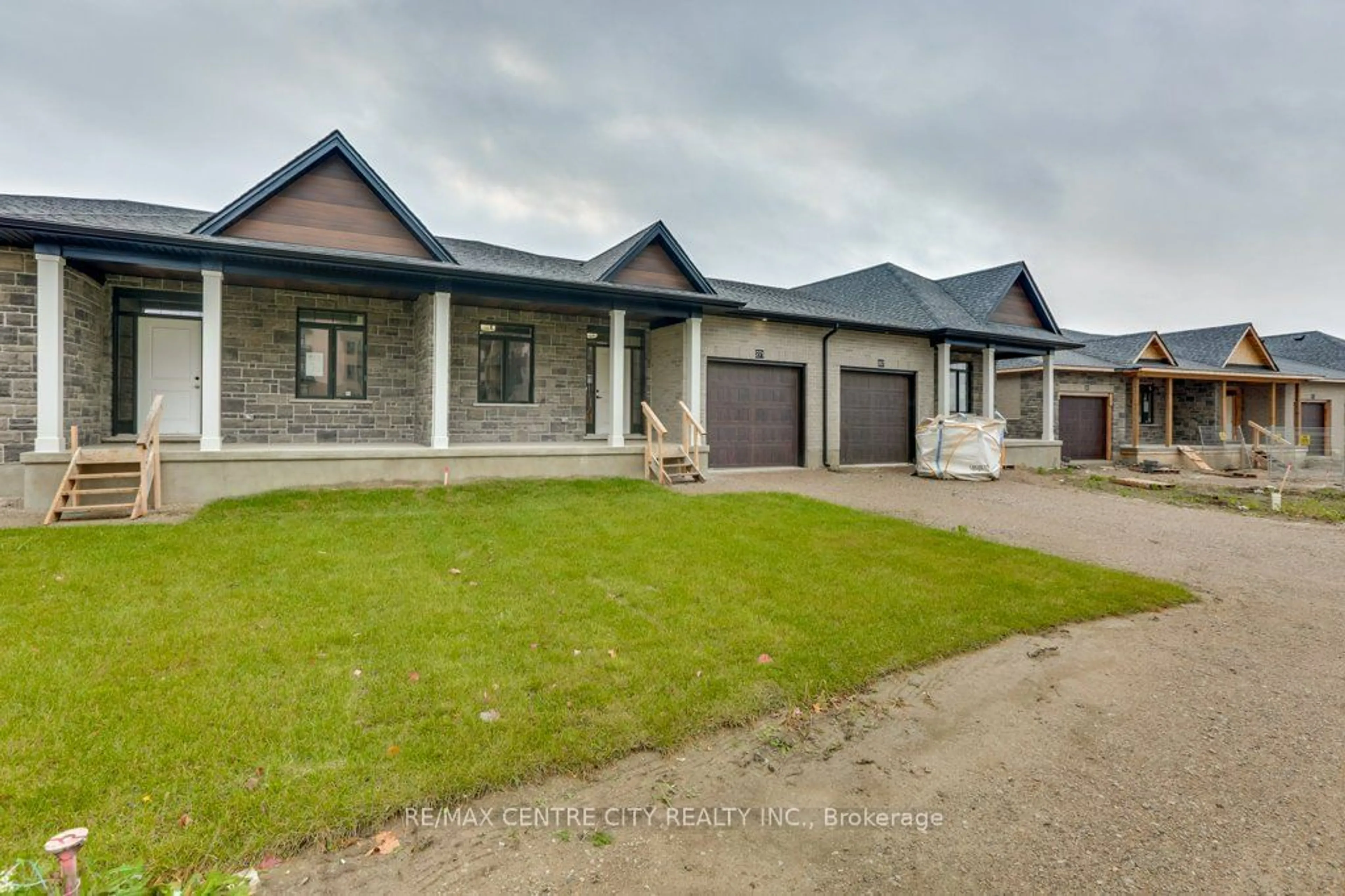 Frontside or backside of a home, cottage for 271 South Carriage Rd, London Ontario N6H 0B5