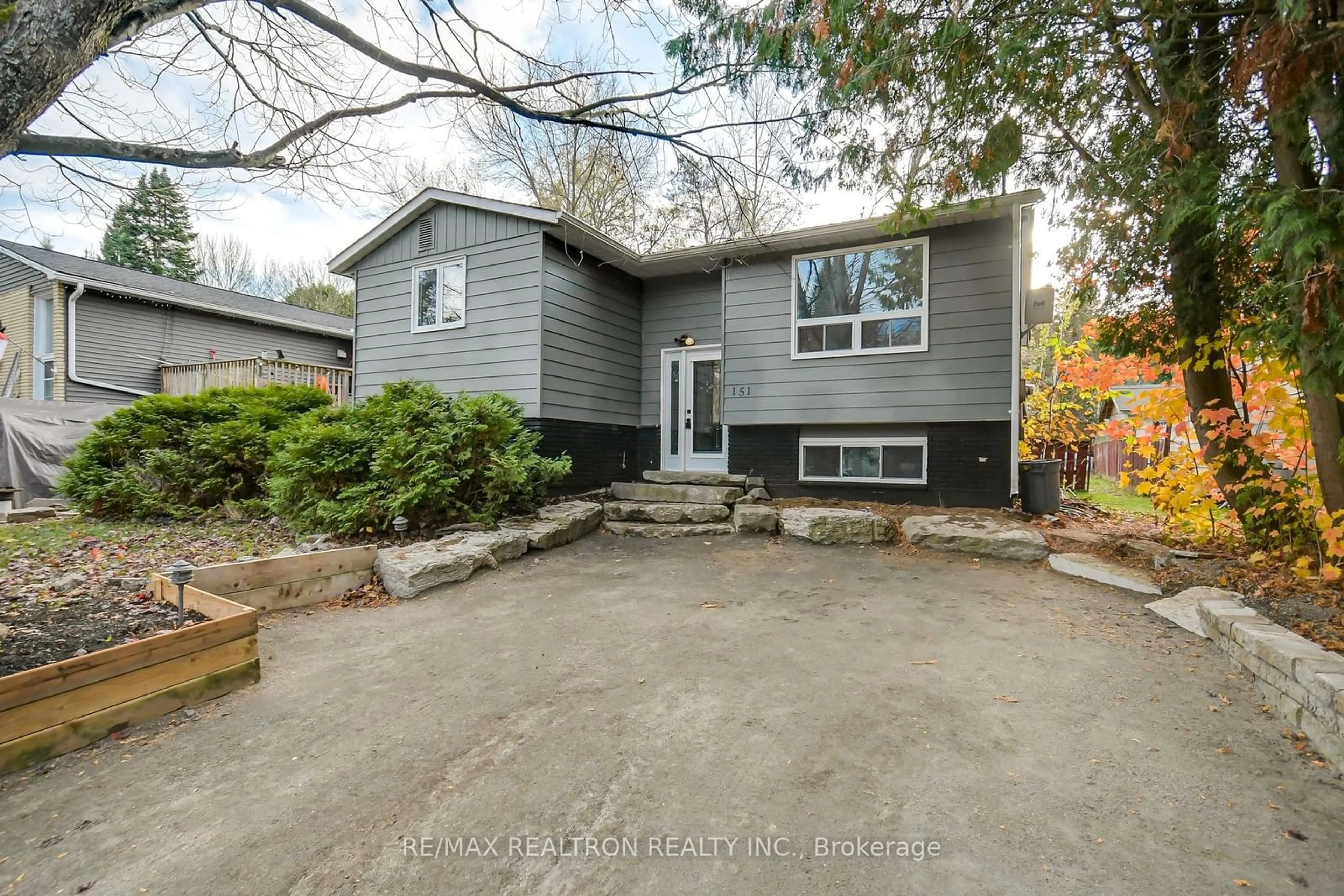 Frontside or backside of a home, cottage for 151 Pratt Cres, Gravenhurst Ontario P1P 1P5