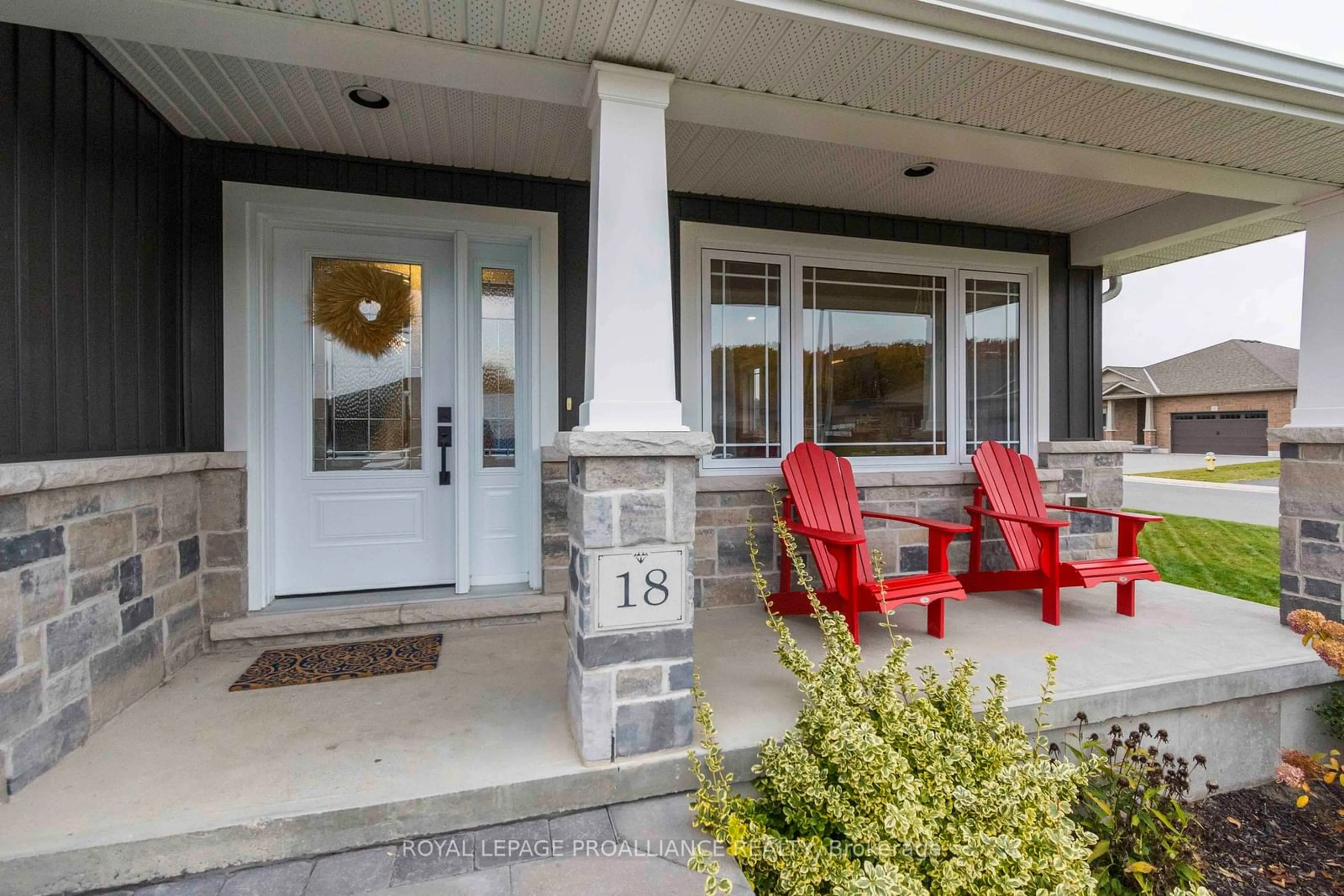 Indoor entryway, wood floors for 18 Gavin Cres, Quinte West Ontario K8V 0H2