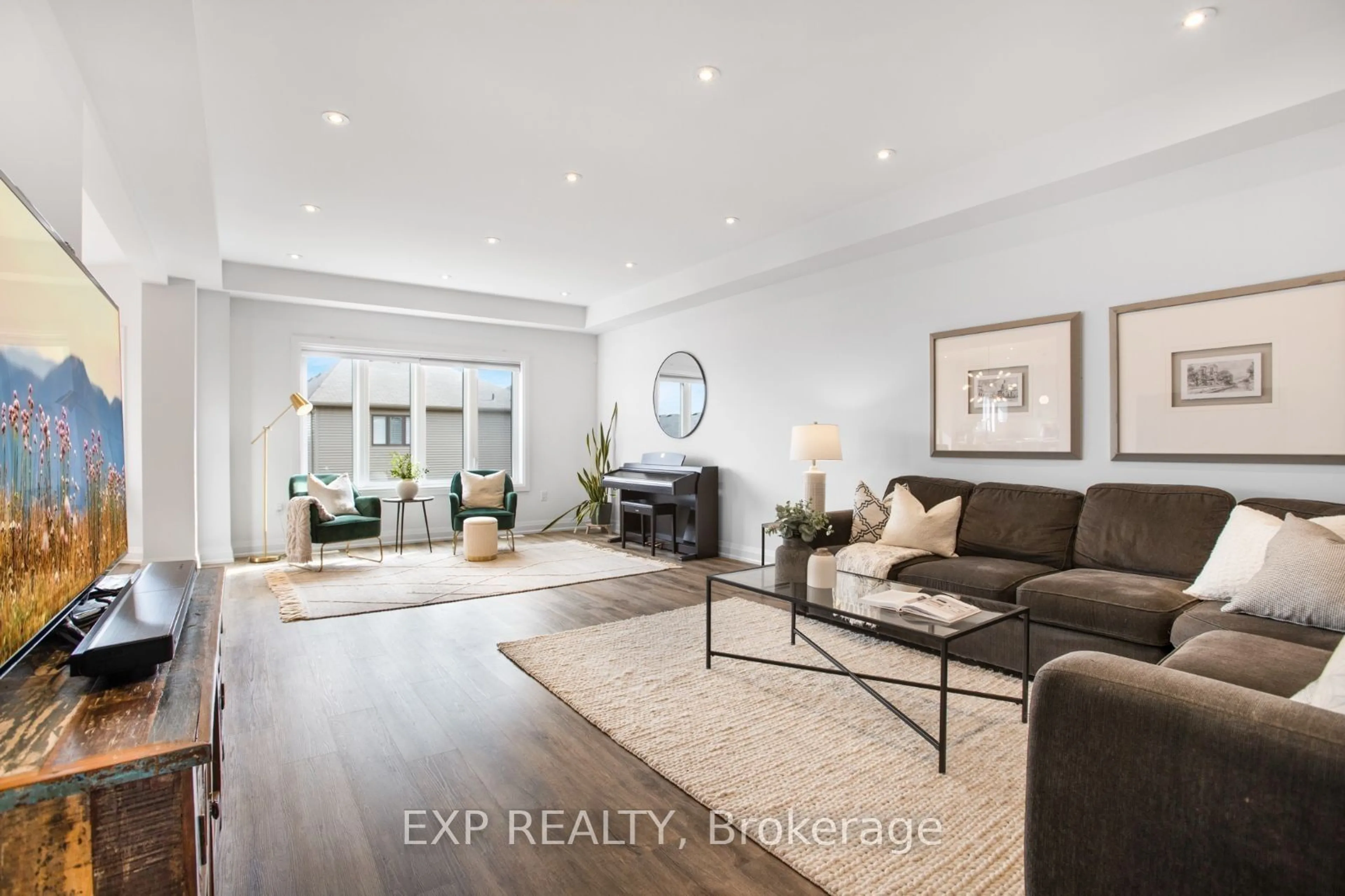 Living room, wood floors for 4047 Highland Park Dr, Lincoln Ontario L3J 0S9