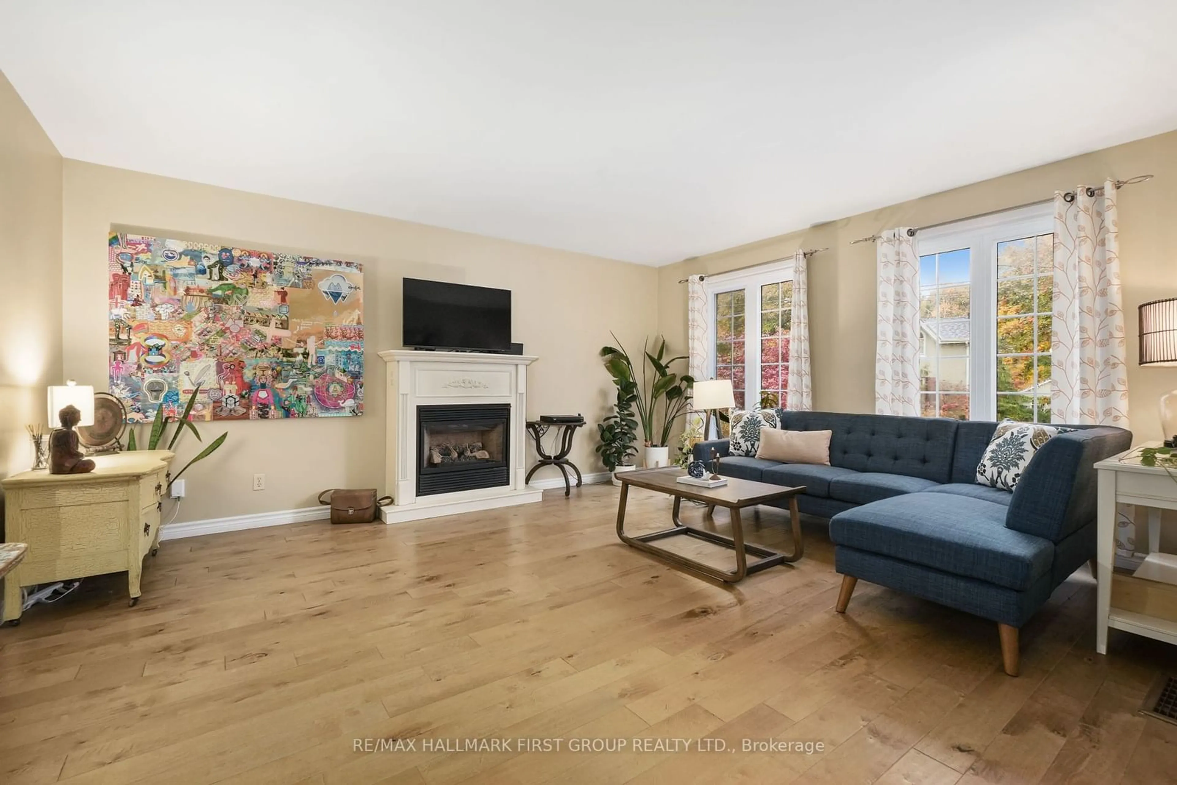 Living room, wood floors for 101 Bagot St, Cobourg Ontario K9A 3E9