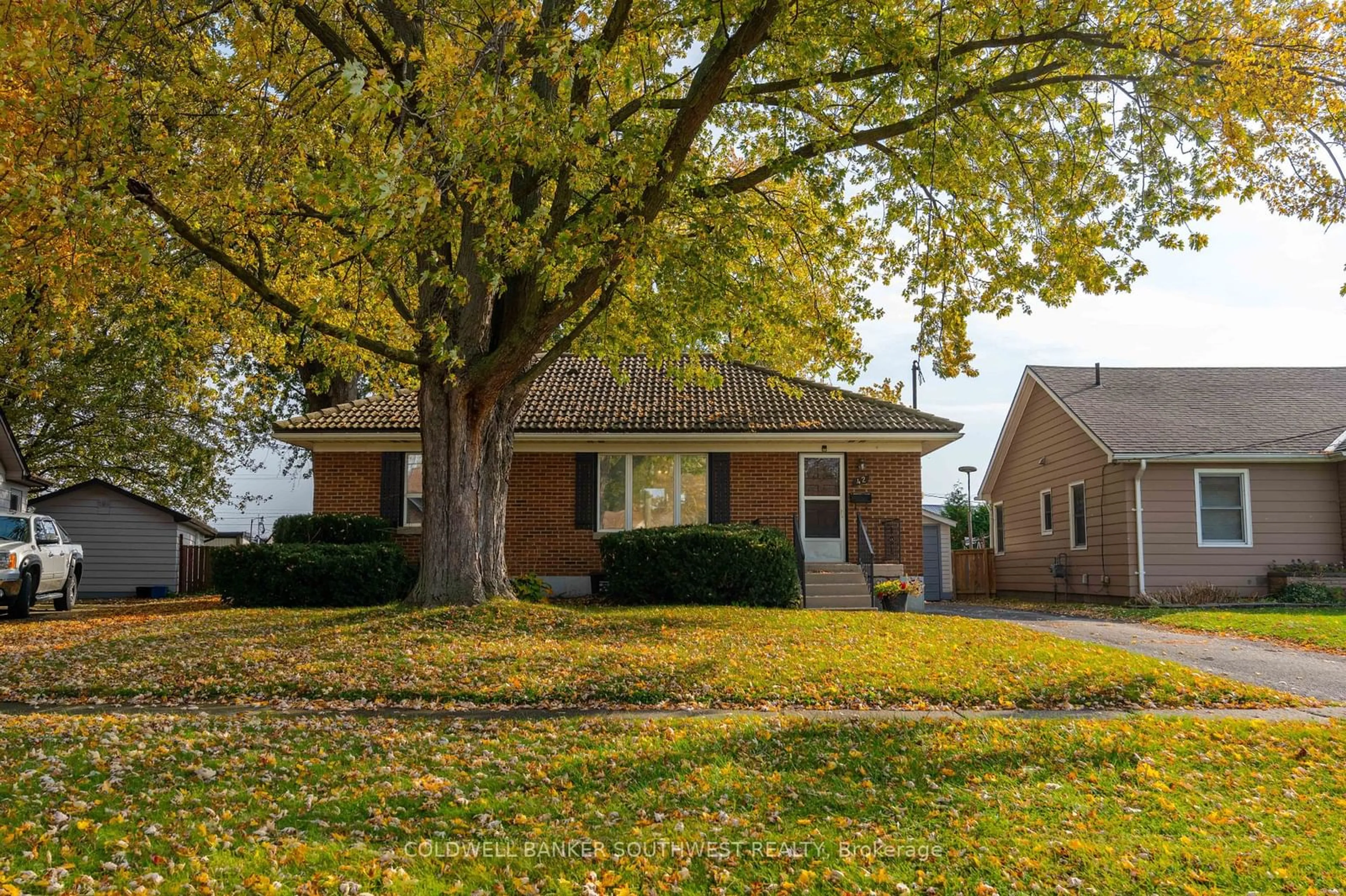 Frontside or backside of a home, the street view for 42 Warwick Dr, Chatham-Kent Ontario N8A 3N4