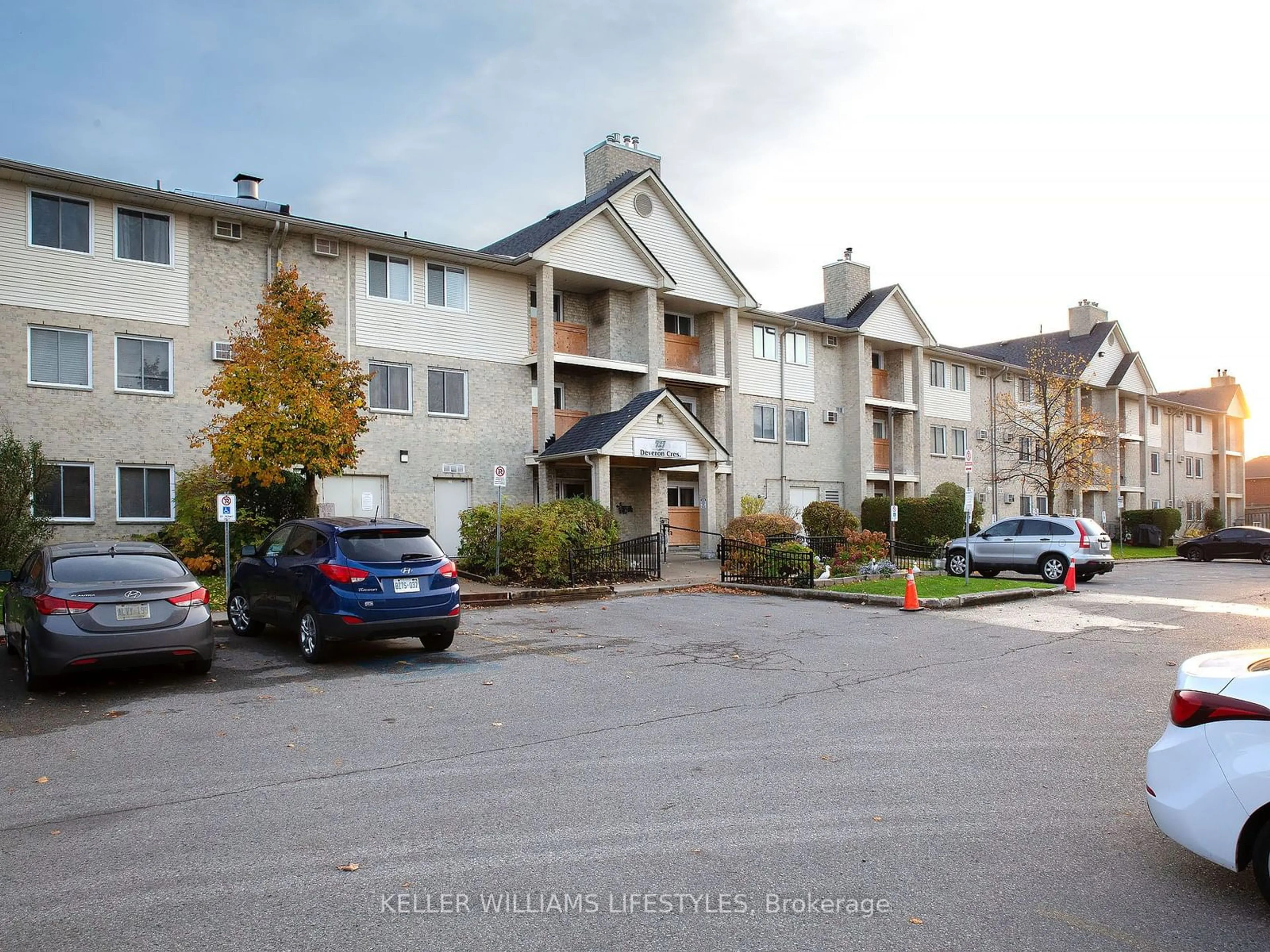 A pic from exterior of the house or condo, the front or back of building for 727 Deveron Cres #219, London Ontario N5Z 4X4