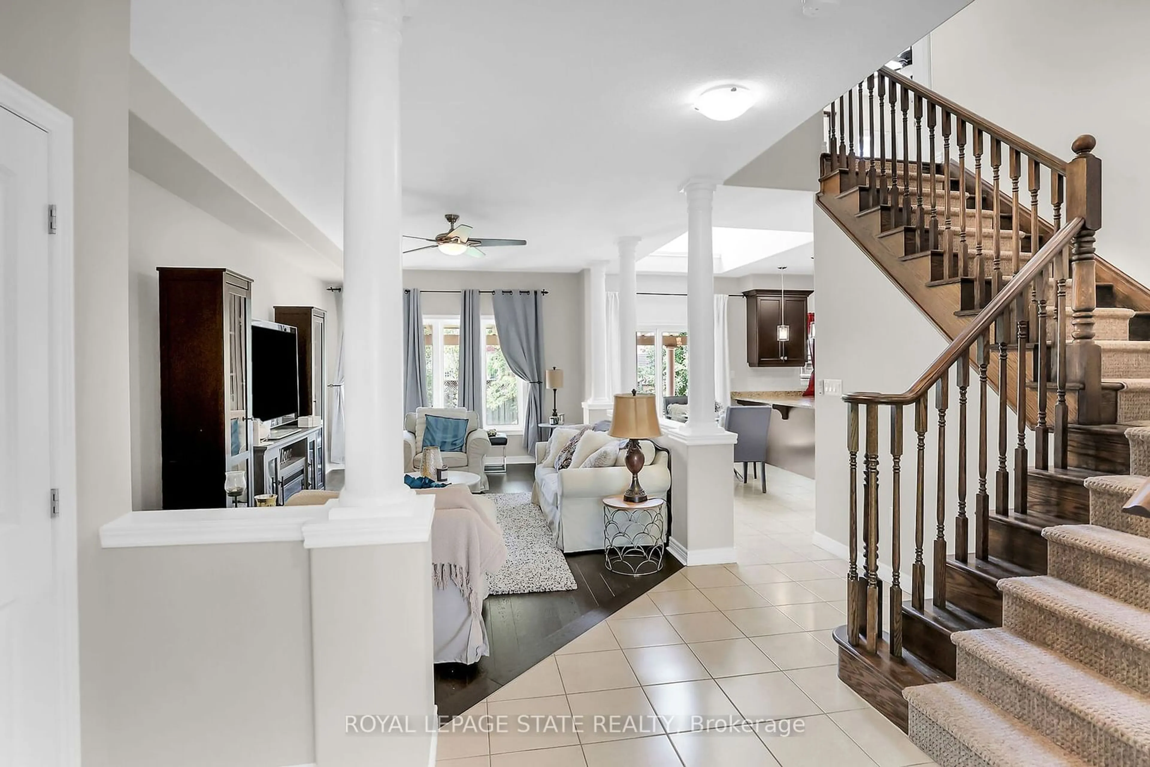 Living room, wood floors for 4896 Allan Crt, Lincoln Ontario L3J 1M3