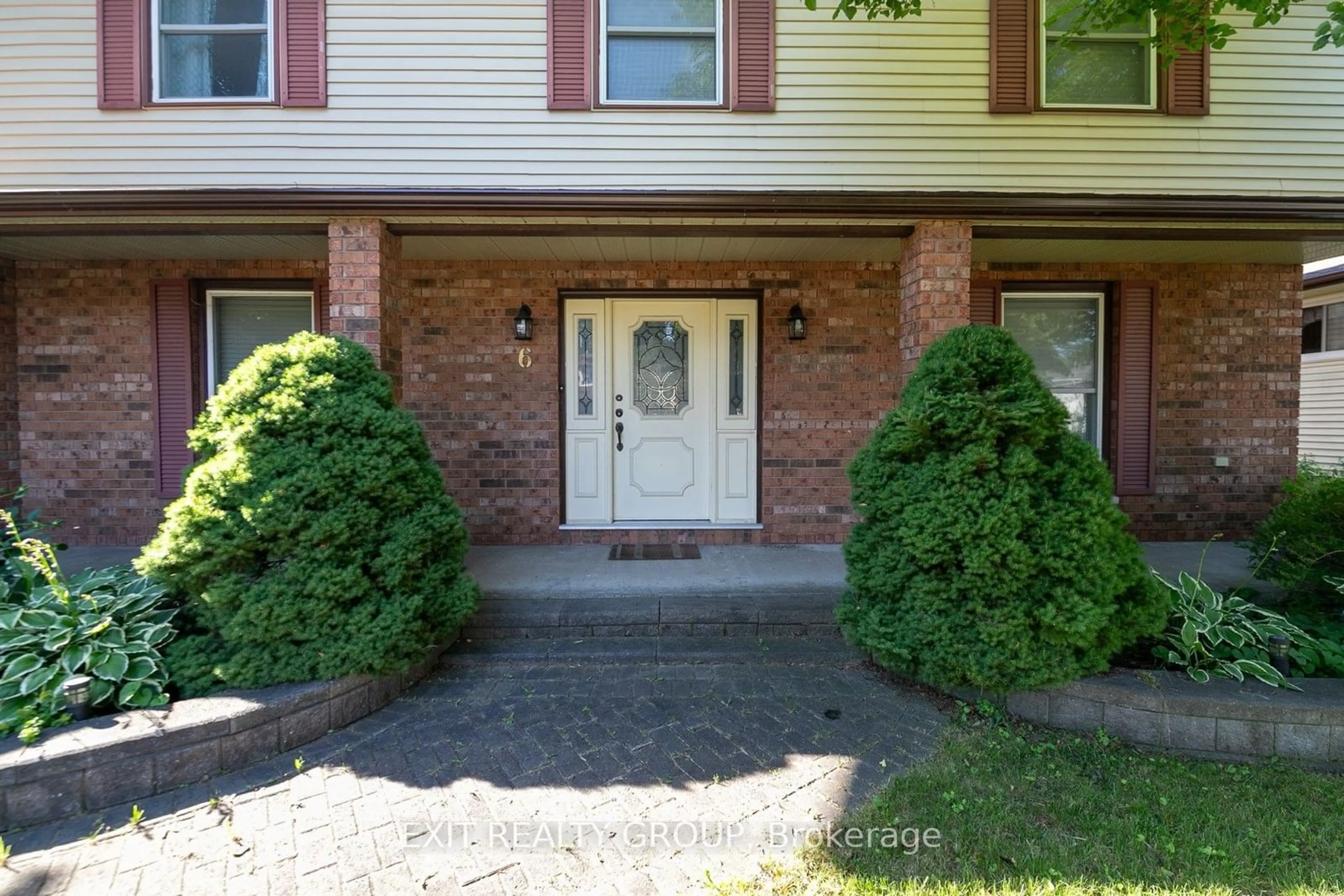 Indoor entryway, wood floors for 6 Iroquois Ave, Brighton Ontario K0K 1H0